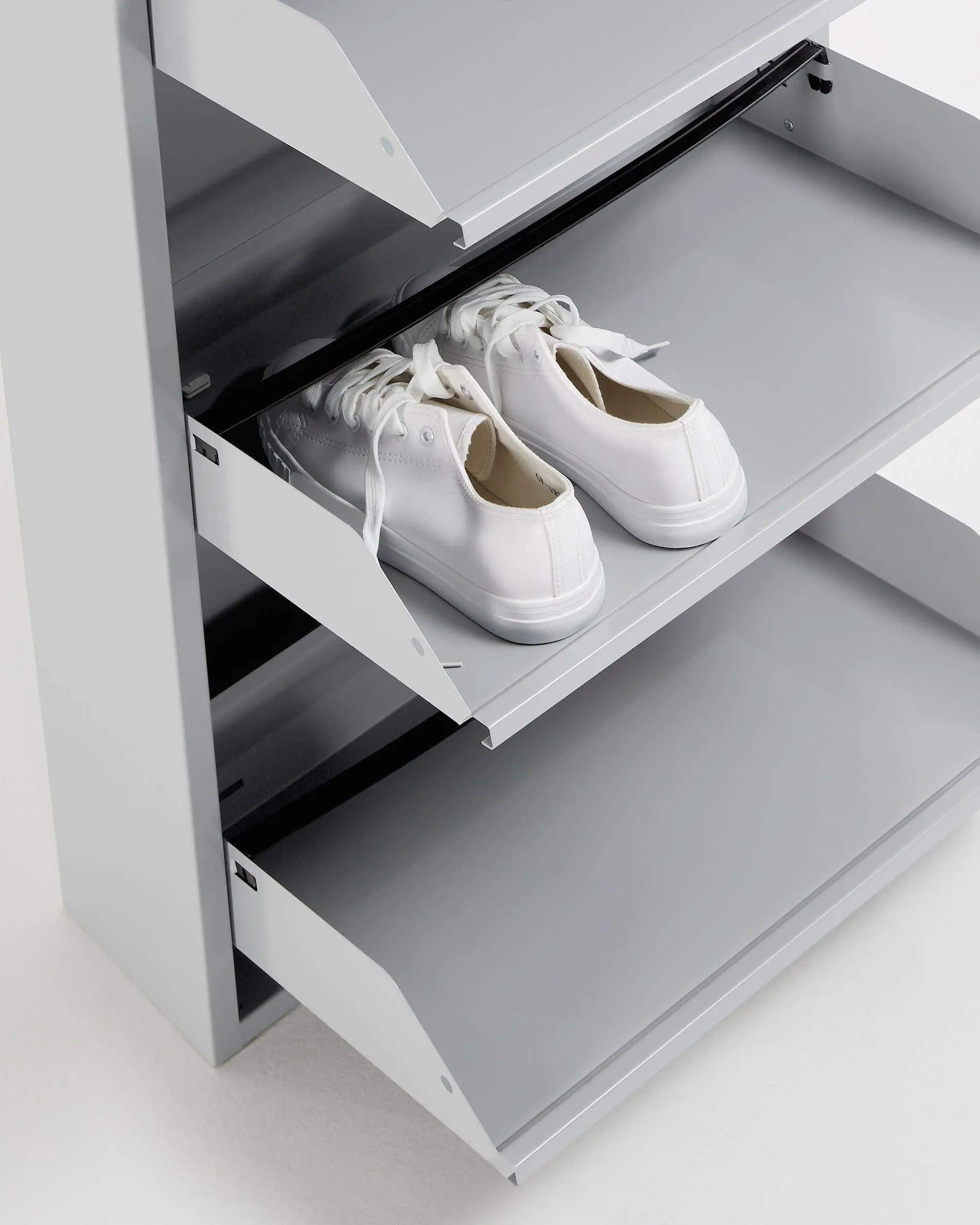 Elegantes graues Schuhregal von Kave Home, 50x136 cm, 4 Türen, ideal für stilvolle und platzsparende Schuhaufbewahrung.