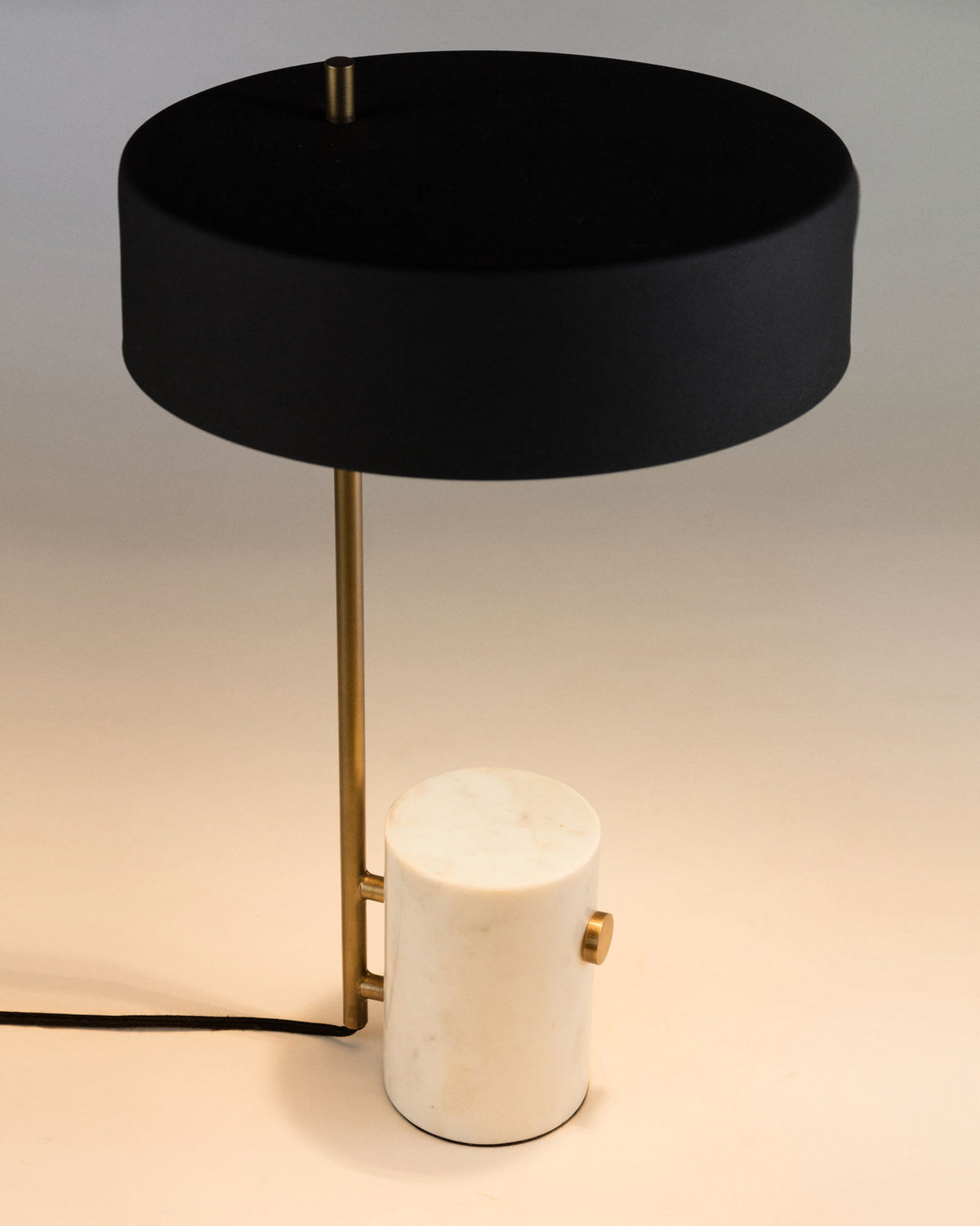 Phant Tischlampe in Schwarz, Weiss präsentiert im Onlineshop von KAQTU Design AG. Tischleuchte ist von Kave Home