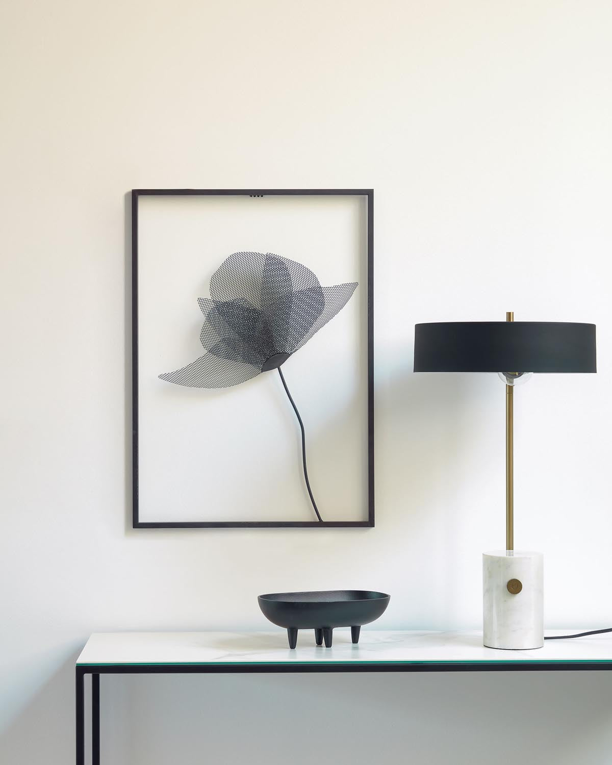 Elegante Phant Lampe: Marmorfuss und goldene Akzente von Kave Home.