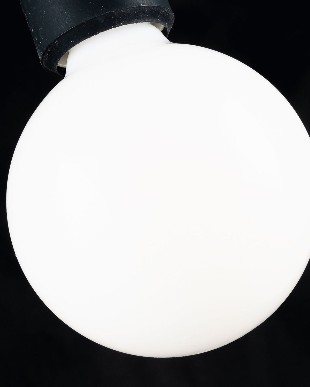 LED-Glühbirne Bulb E27, 6W und 95 mm warmes Licht in Transparent, Weiss präsentiert im Onlineshop von KAQTU Design AG. Leuchtmittel ist von Kave Home