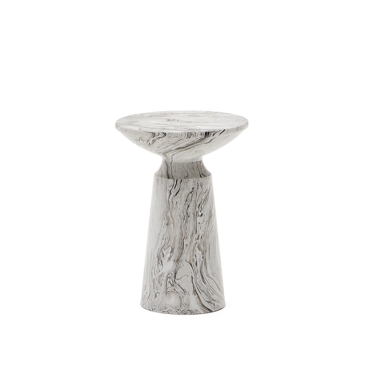 Entdecke den stilvollen Kesbury Beistelltisch Ø 33 cm von Kave Home. Robustes Eisen, eleganter Marmoreffekt und vielseitig einsetzbar für dein Zuhause.