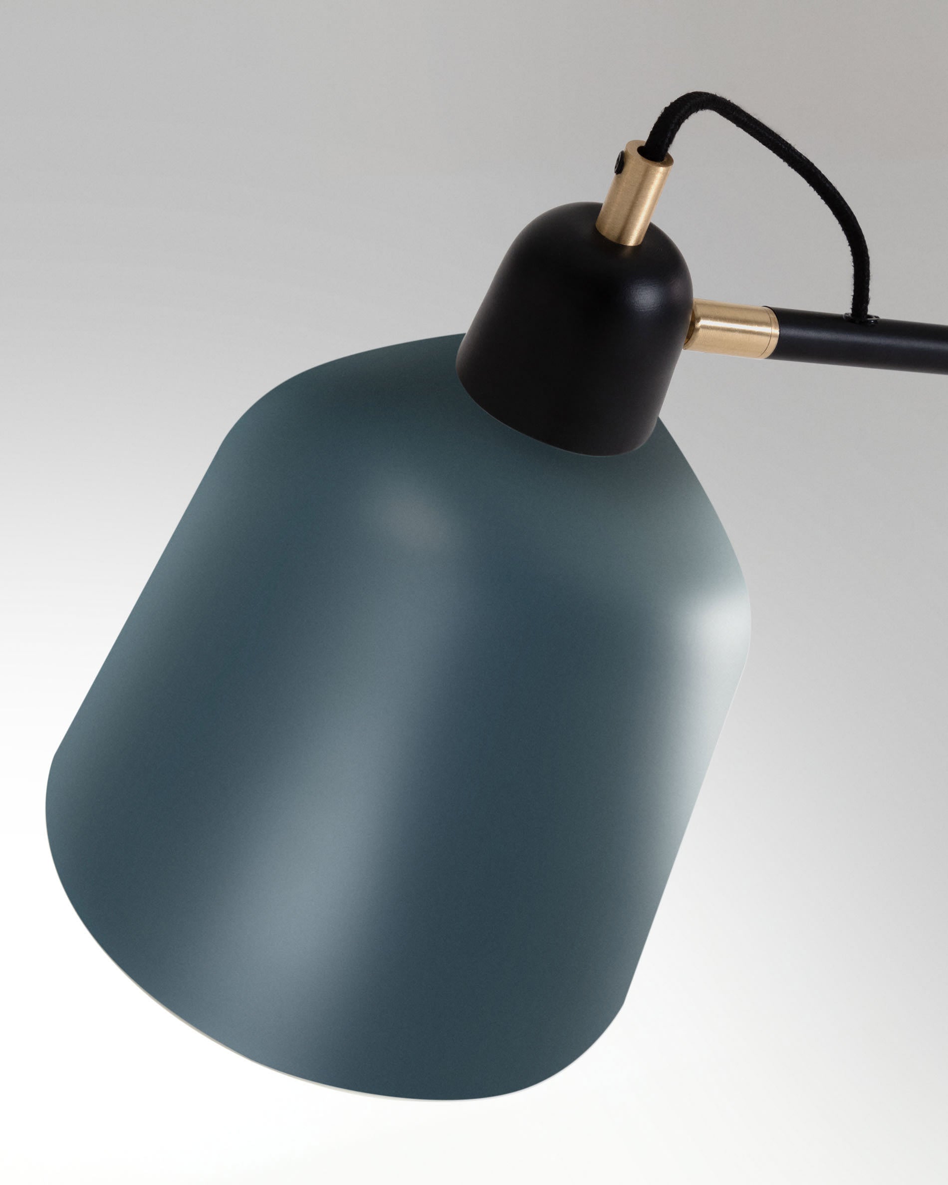 Die Olimpia Stehlampe von Kave Home vereint elegantes Design mit praktischer Funktionalität und schafft eine stilvolle Atmosphäre in jedem Raum.