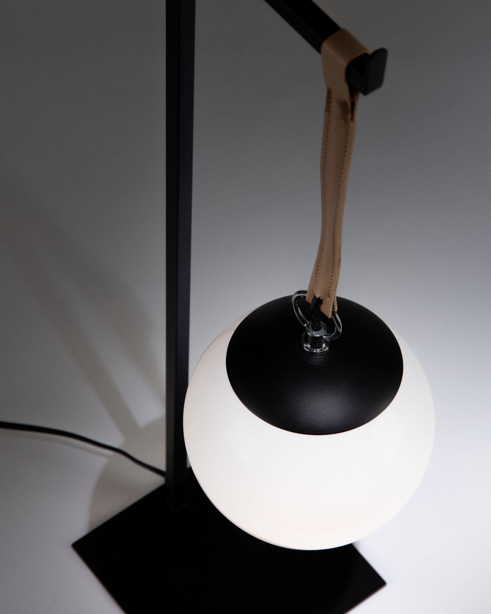 Die Monteiro Tischlampe von Kave Home vereint modernes Design mit Funktionalität und ist perfekt für elegante Wohnräume.