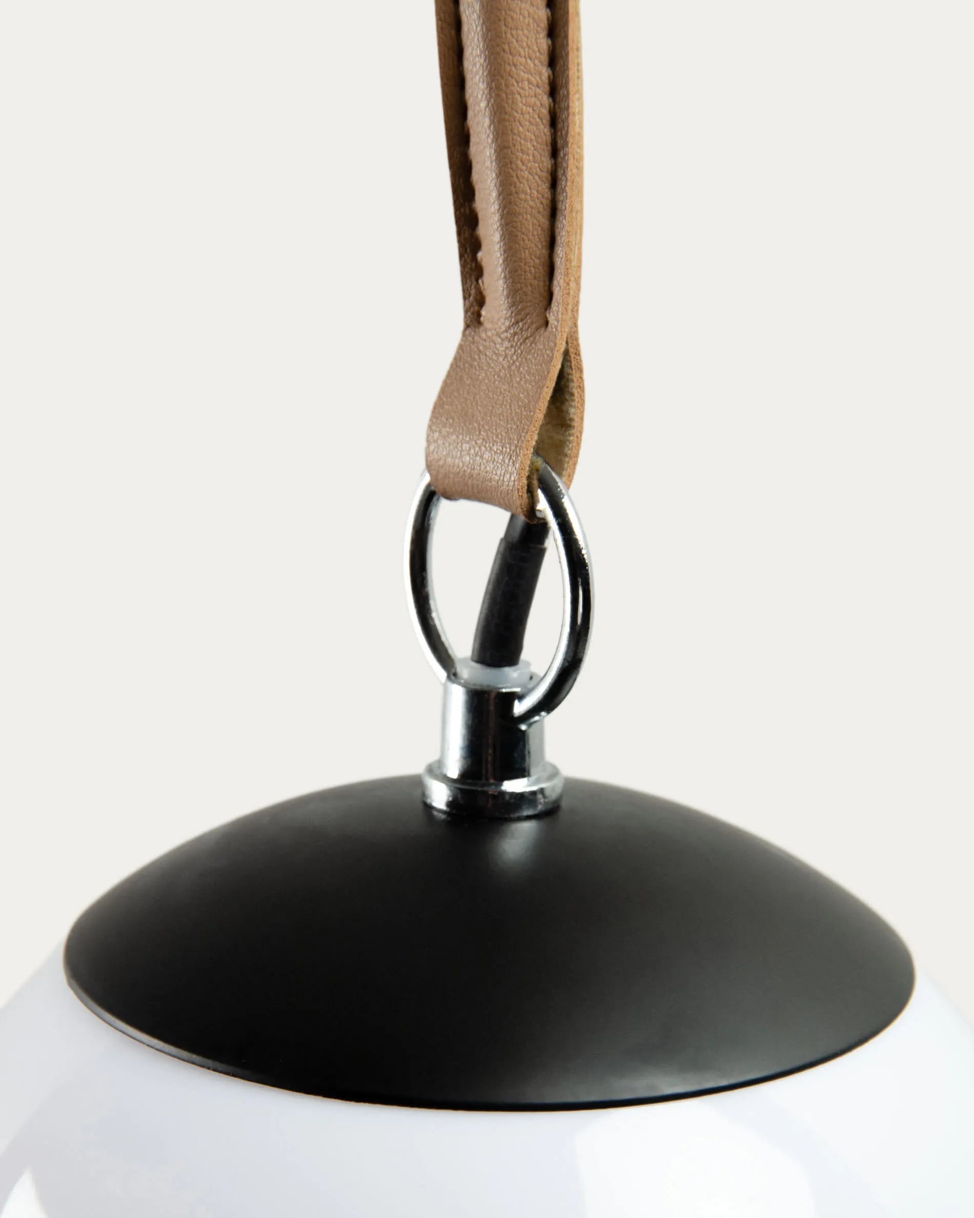 Die Monteiro Tischlampe von Kave Home besticht durch ihr stilvolles Design und ist ideal für moderne und elegante Wohnräume.