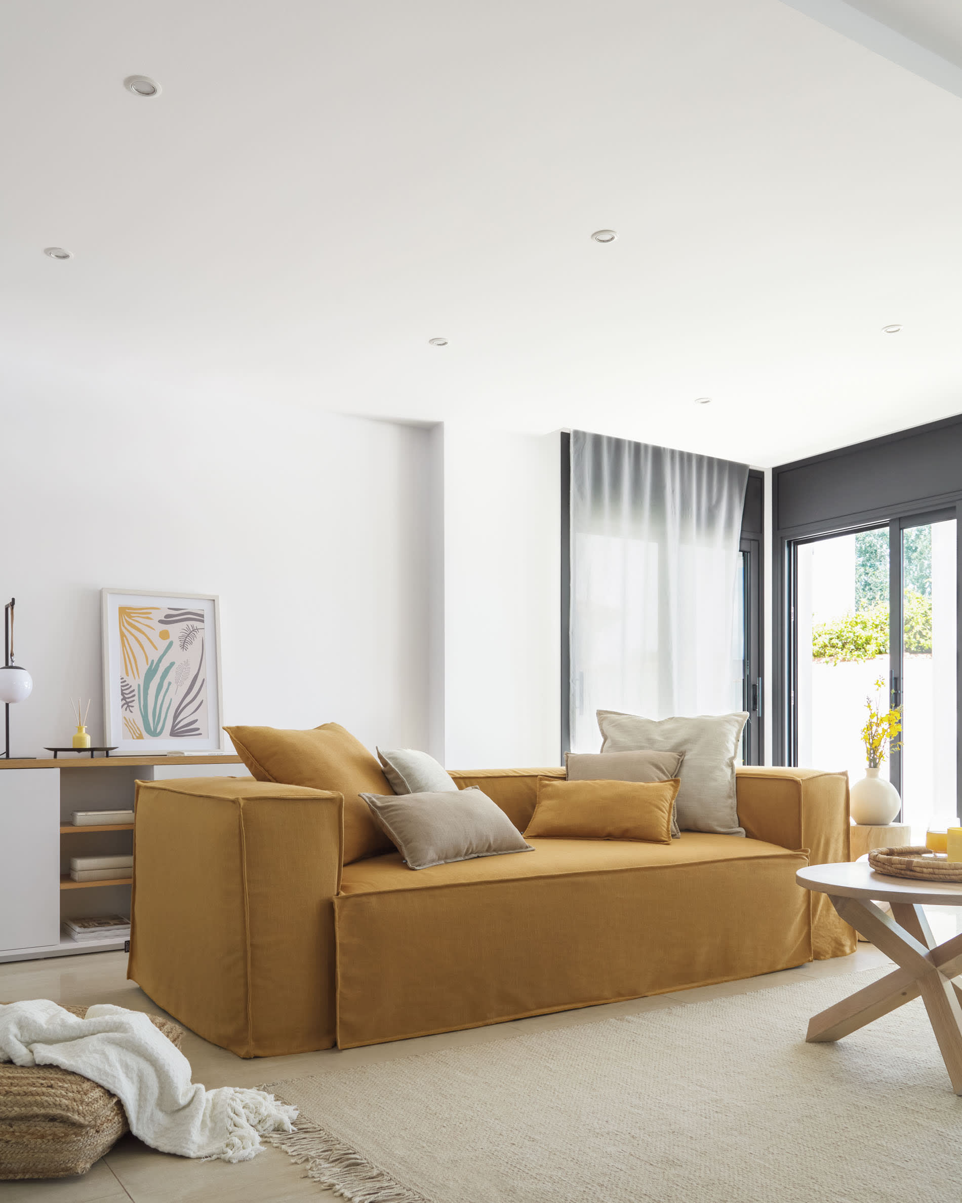 Die Monteiro Tischlampe von Kave Home besticht durch ihr modernes Metall-Design und die harmonische Lichtverteilung, ideal für jedes Zuhause.