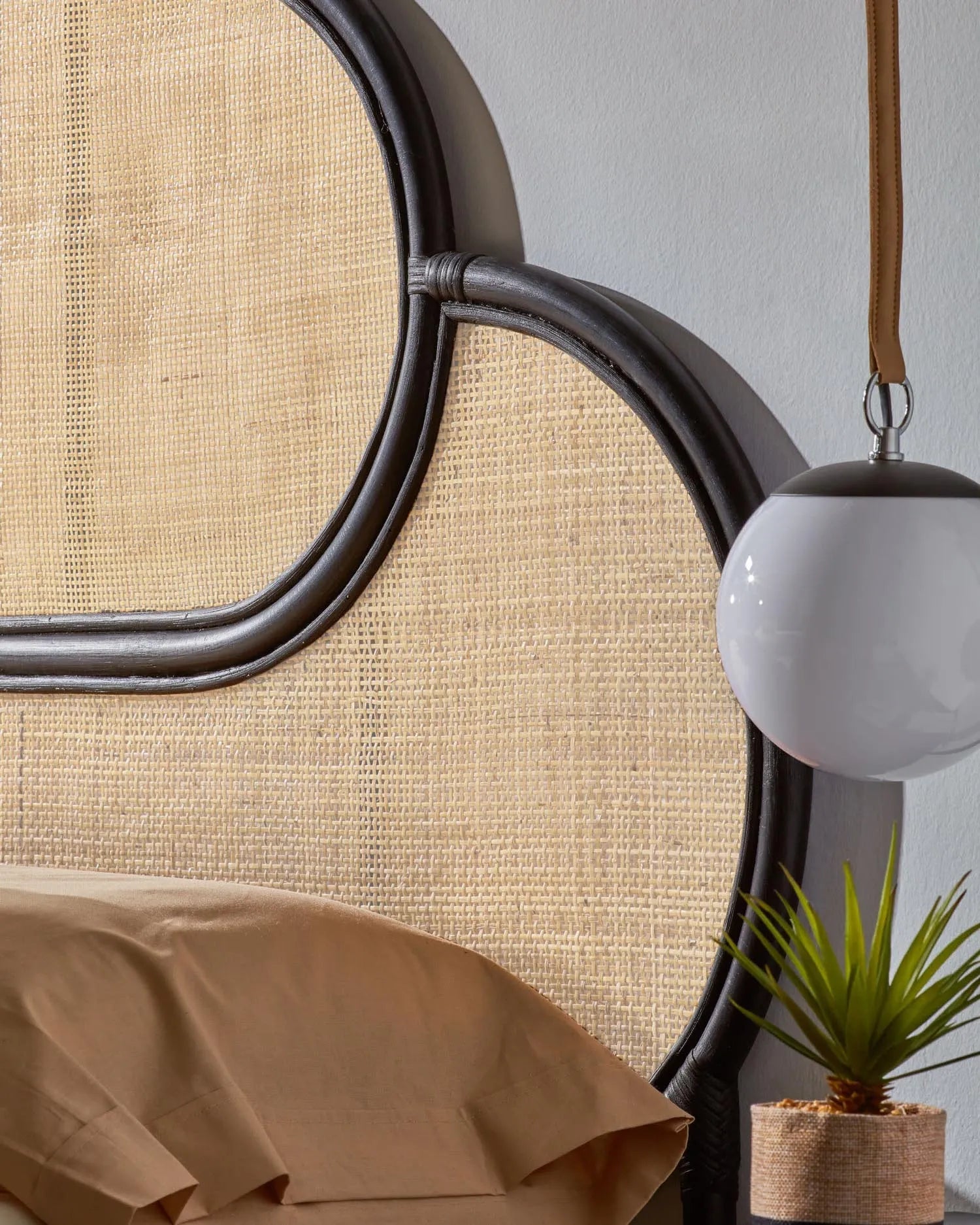 Die Monteiro Tischlampe von Kave Home besticht durch ihr modernes Design und bringt Eleganz und Funktionalität in jeden Raum.