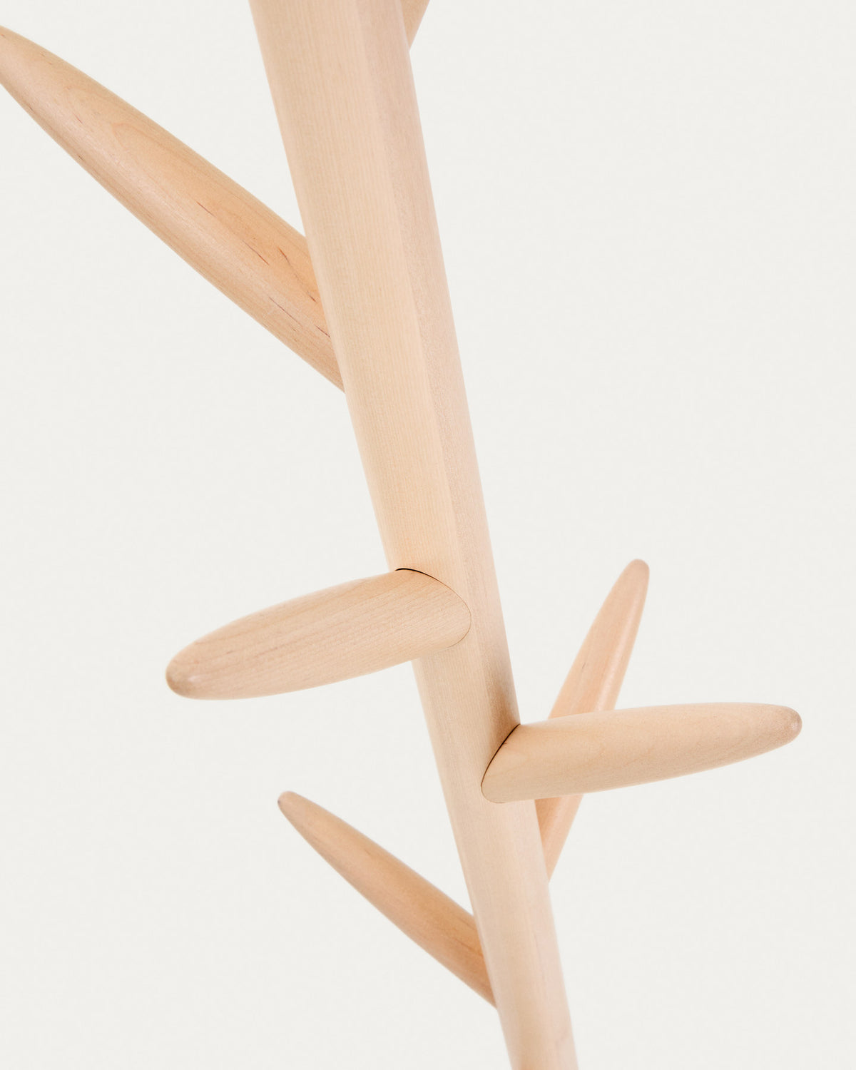 Natane Garderobe aus massivem Birkenholz 163 cm in Braun präsentiert im Onlineshop von KAQTU Design AG. Garderobe ist von Kave Home