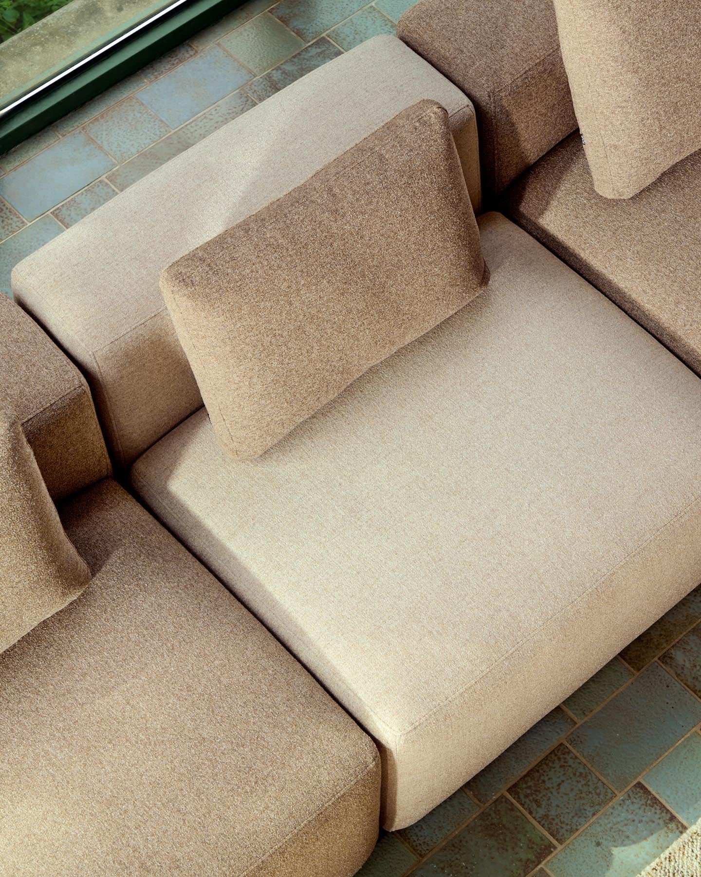 Kissen Blok in brauner Chenille, 40 x 60 cm in Taupe präsentiert im Onlineshop von KAQTU Design AG. Deko Kissen ist von Kave Home