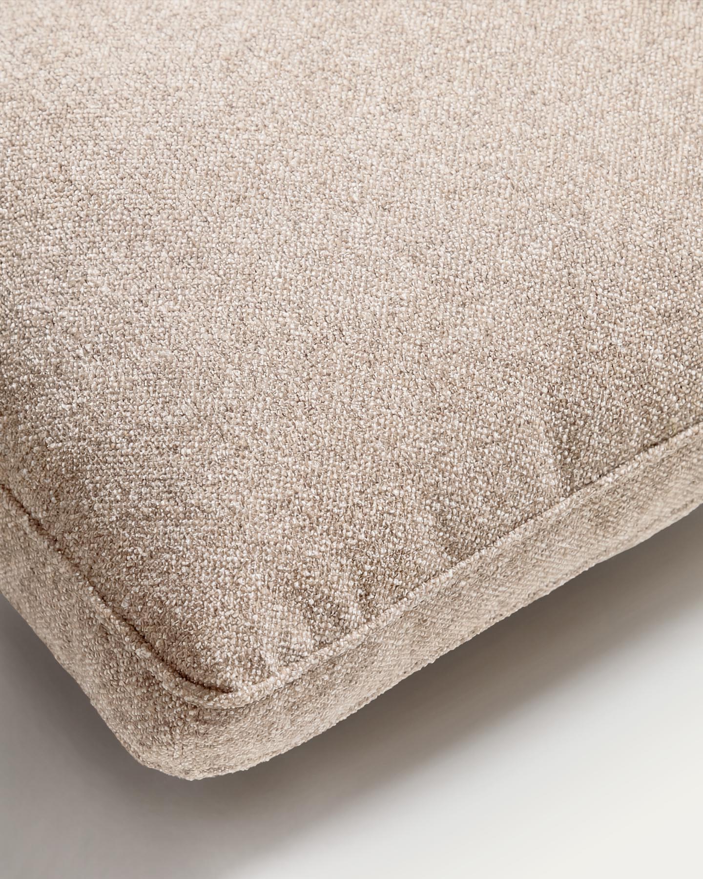 Kissen Blok in beiger Chenille, 40 x 60 cm in Beige präsentiert im Onlineshop von KAQTU Design AG. Deko Kissen ist von Kave Home