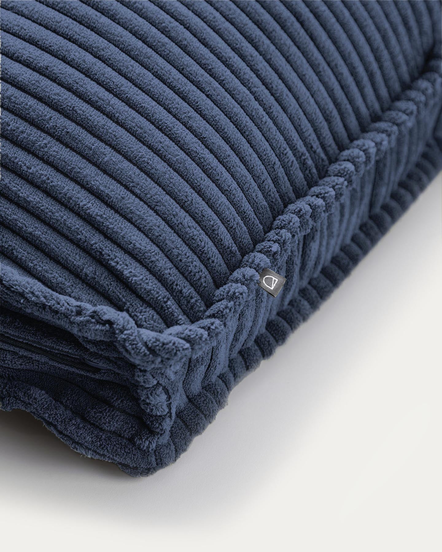 Kissen Blok, schwer entflammbar mit dickem Cord in Blau, 40 x 60 cm in Blau präsentiert im Onlineshop von KAQTU Design AG. Deko Kissen ist von Kave Home