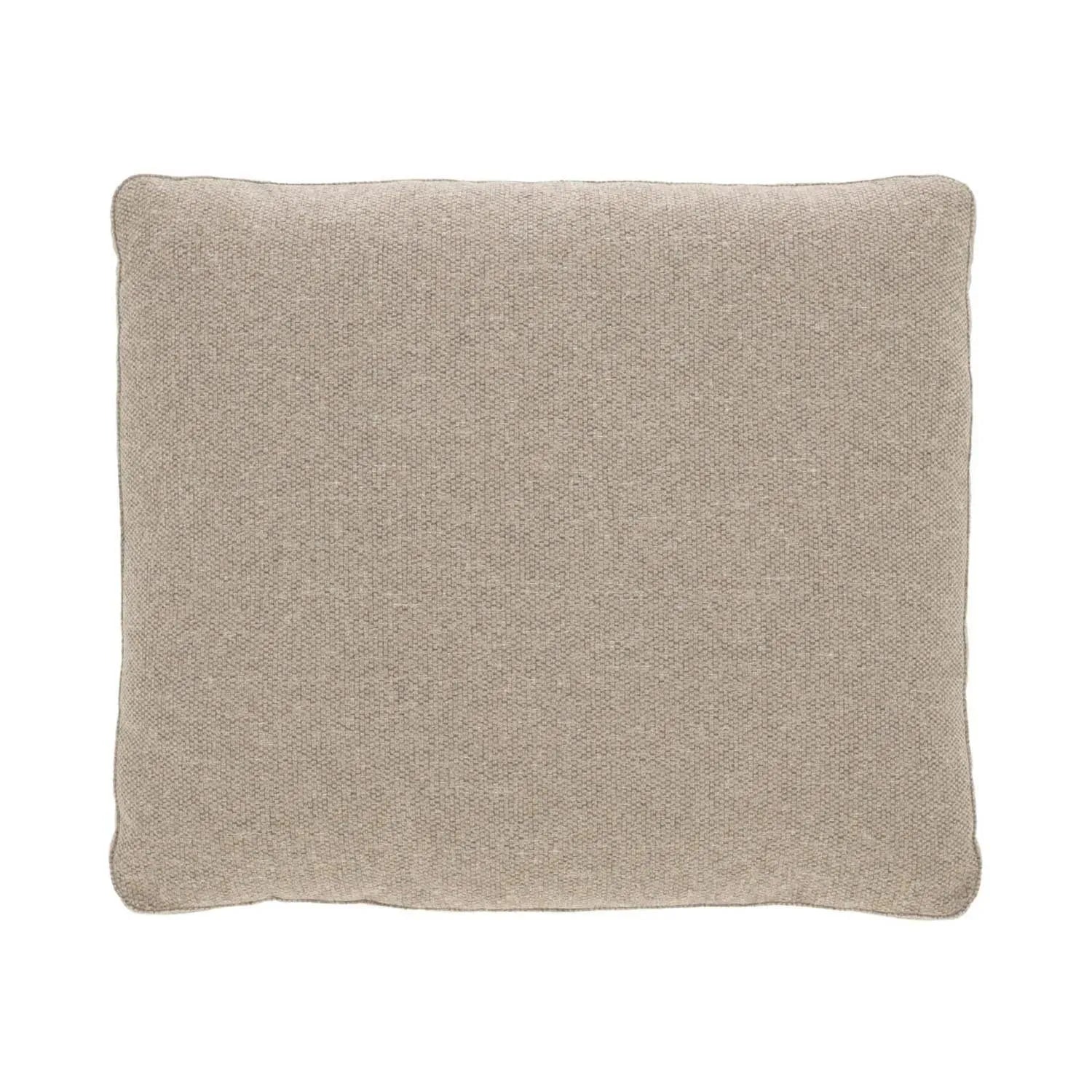 Das beige Kissen Blok 50x60 cm von Kave Home, entworfen von Òscar Doll, bietet stilvolle Polsterung, einfache Reinigung und langlebige Farbbrillanz.