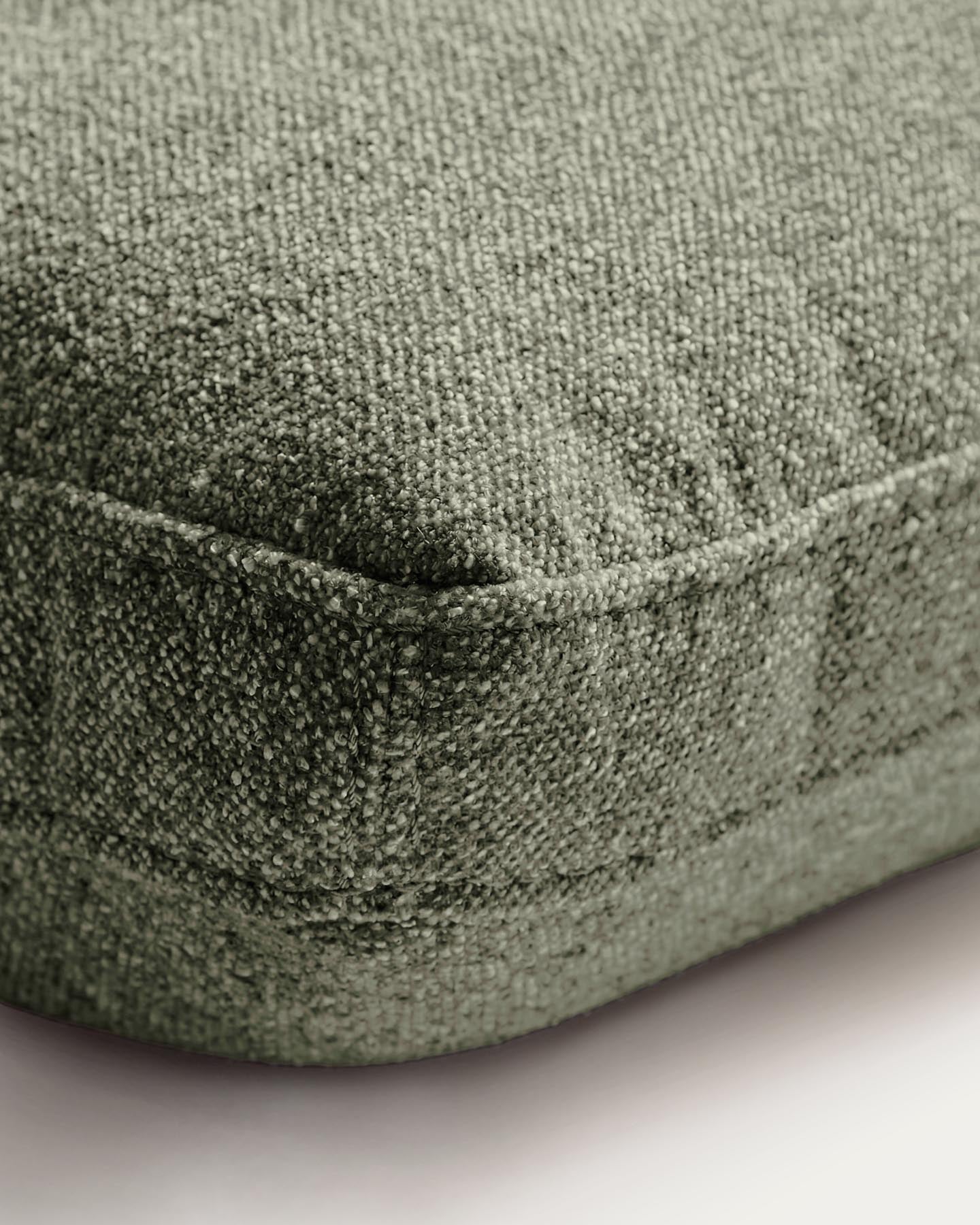 Kissen Blok in moosgrüner Chenille, 50 x 60 cm in Grün präsentiert im Onlineshop von KAQTU Design AG. Deko Kissen ist von Kave Home