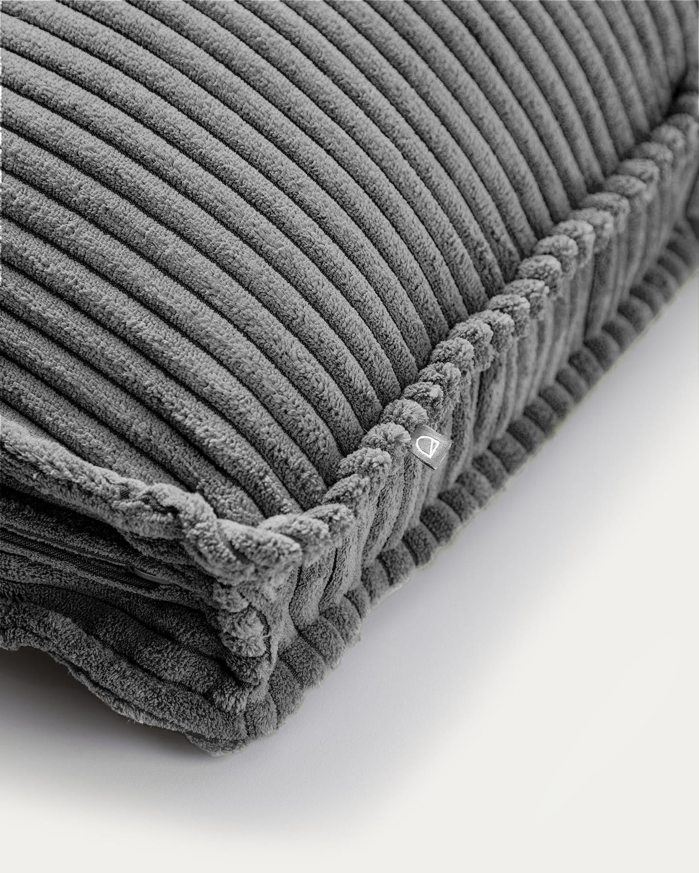 Blok Kissen breiter Cord grau 50 x 60 cm FR in Grau präsentiert im Onlineshop von KAQTU Design AG. Deko Kissen ist von Kave Home