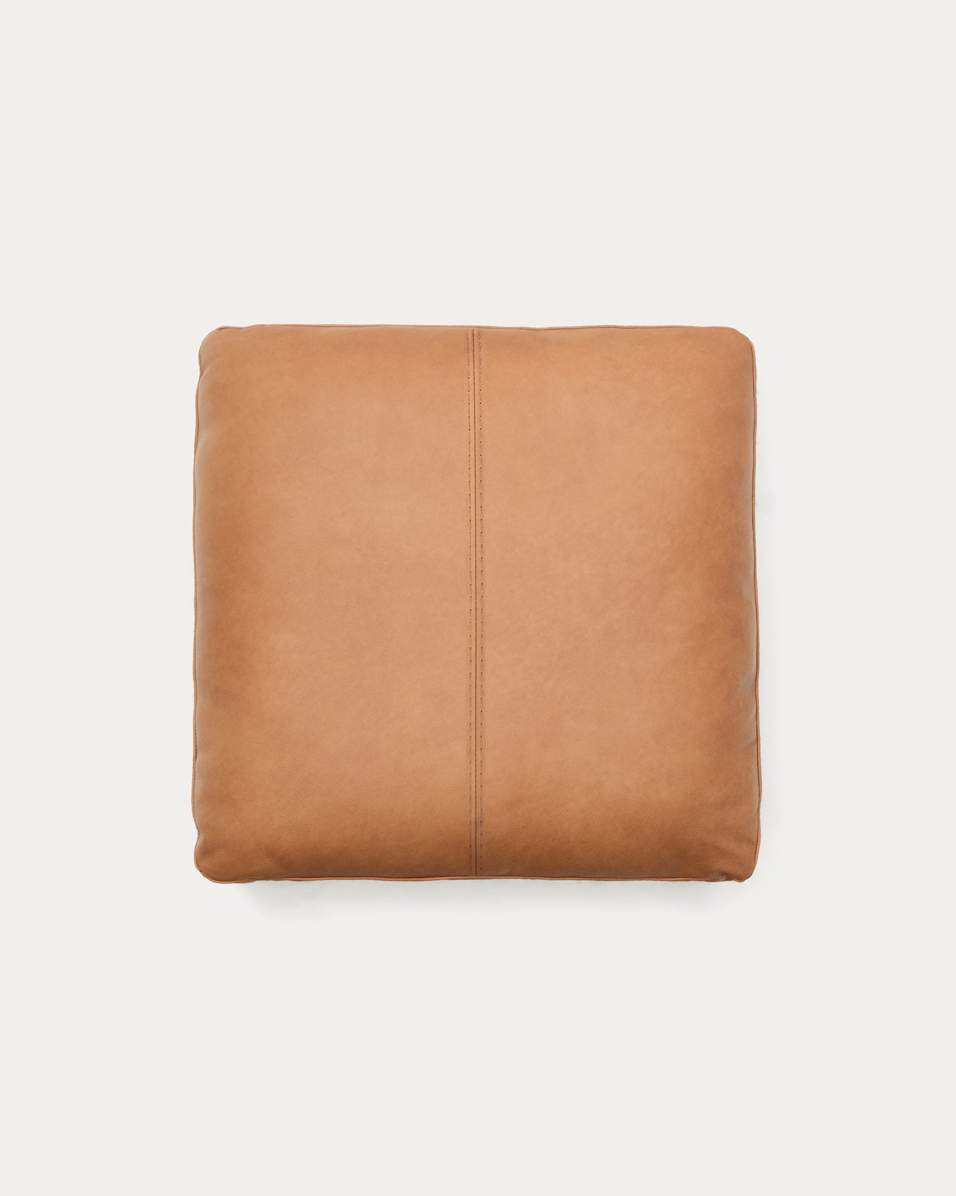 Kissen Blok aus braunem Leder 60 x 60 cm in Braun präsentiert im Onlineshop von KAQTU Design AG. Deko Kissen ist von Kave Home