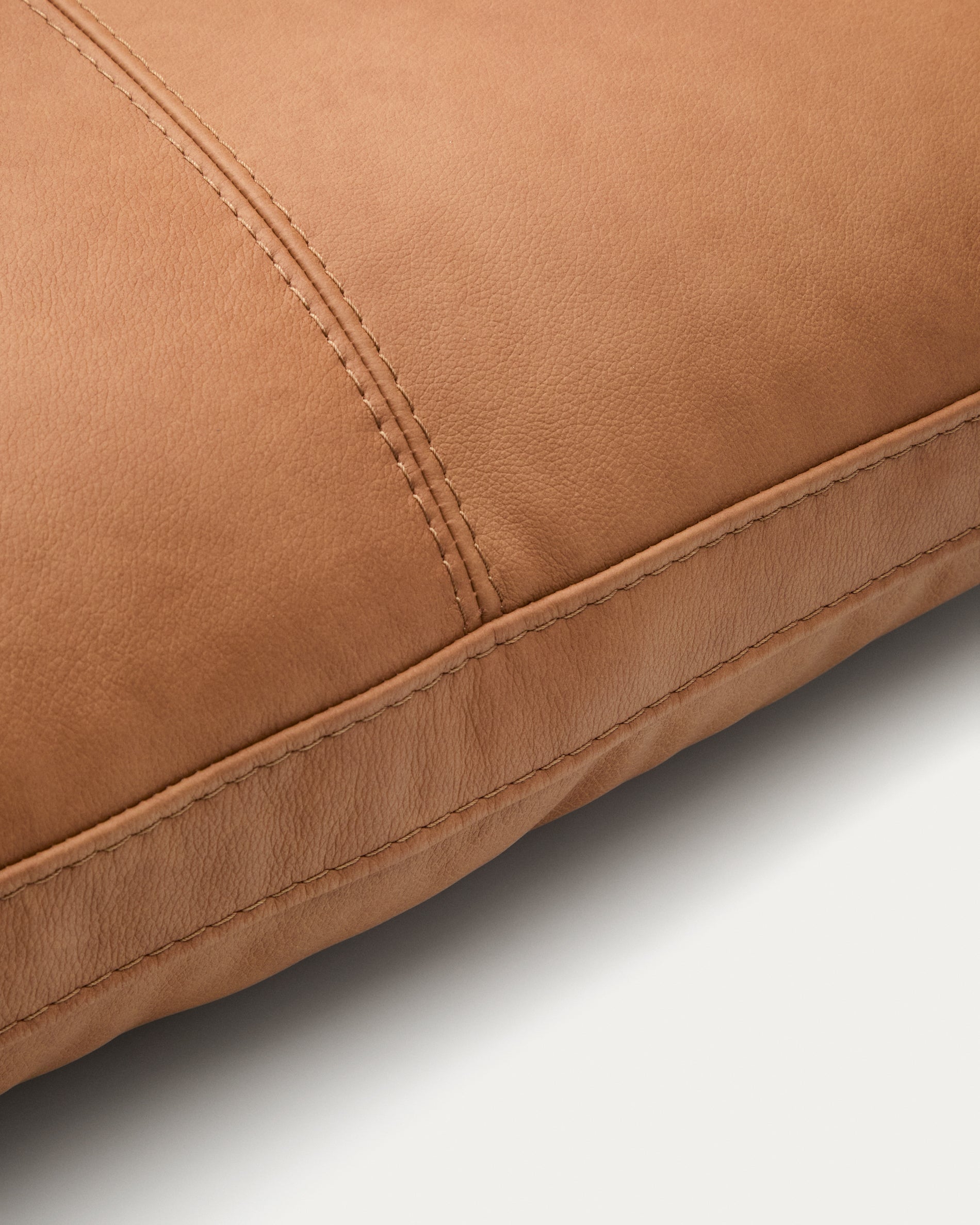 Kissen Blok aus braunem Leder 60 x 60 cm in Braun präsentiert im Onlineshop von KAQTU Design AG. Deko Kissen ist von Kave Home