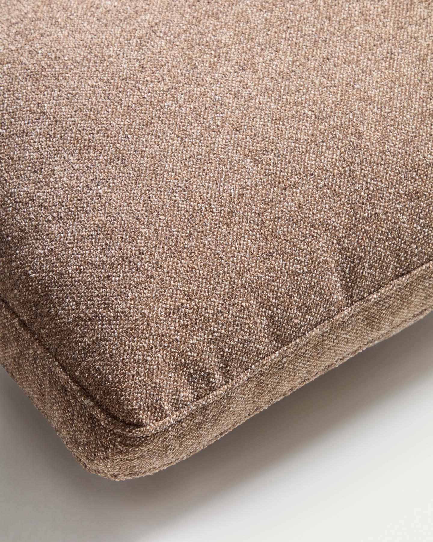 Kissen Blok in brauner Chenille, 60 x 60 cm in Taupe präsentiert im Onlineshop von KAQTU Design AG. Deko Kissen ist von Kave Home