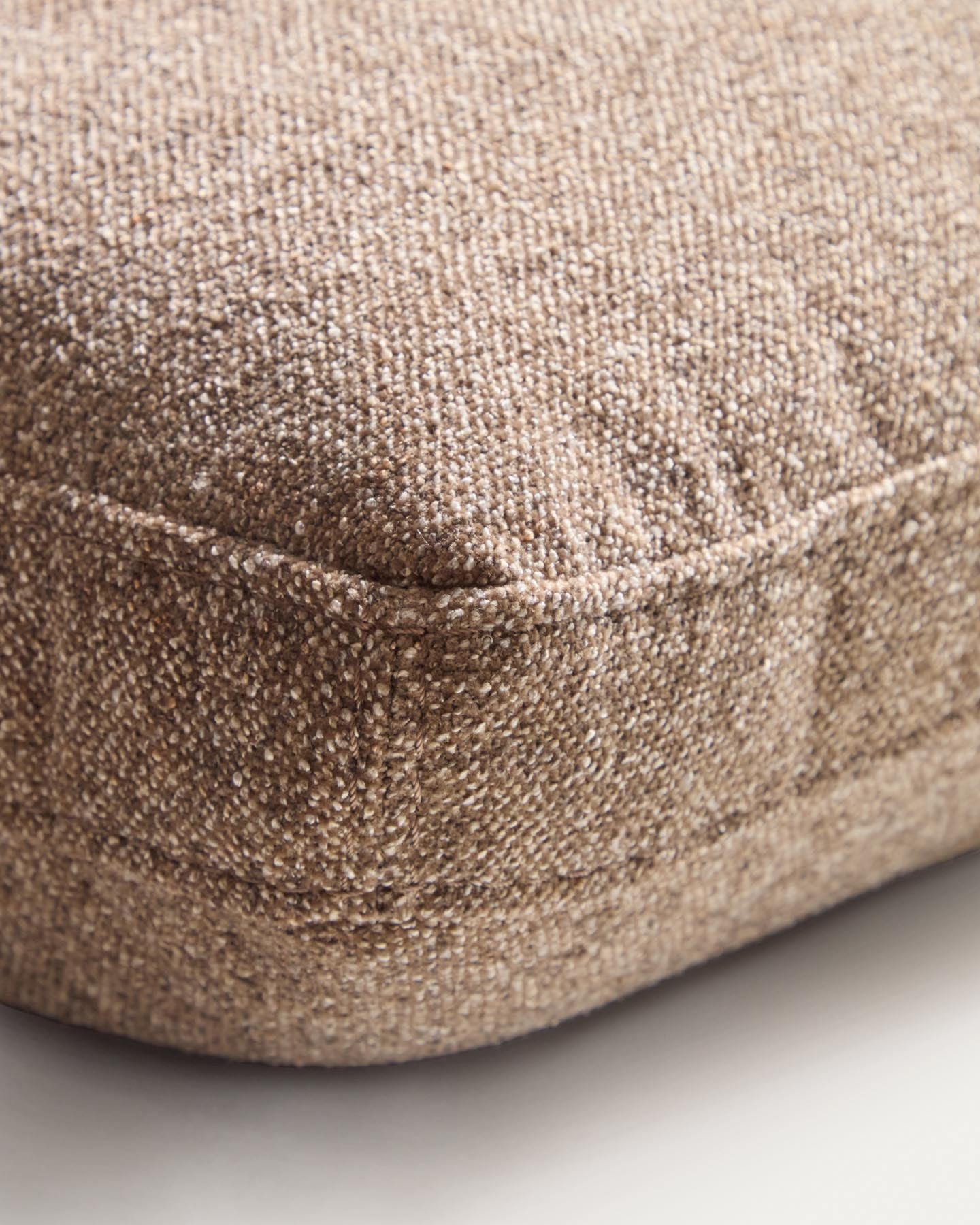 Kissen Blok in brauner Chenille, 60 x 60 cm in Taupe präsentiert im Onlineshop von KAQTU Design AG. Deko Kissen ist von Kave Home