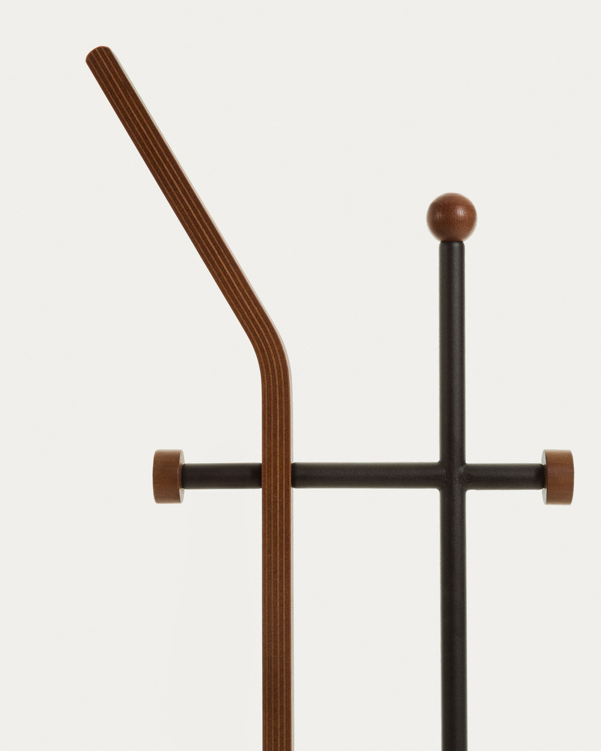 Magali Garderobe 172 cm in Schwarz, Natur präsentiert im Onlineshop von KAQTU Design AG. Garderobe ist von Kave Home