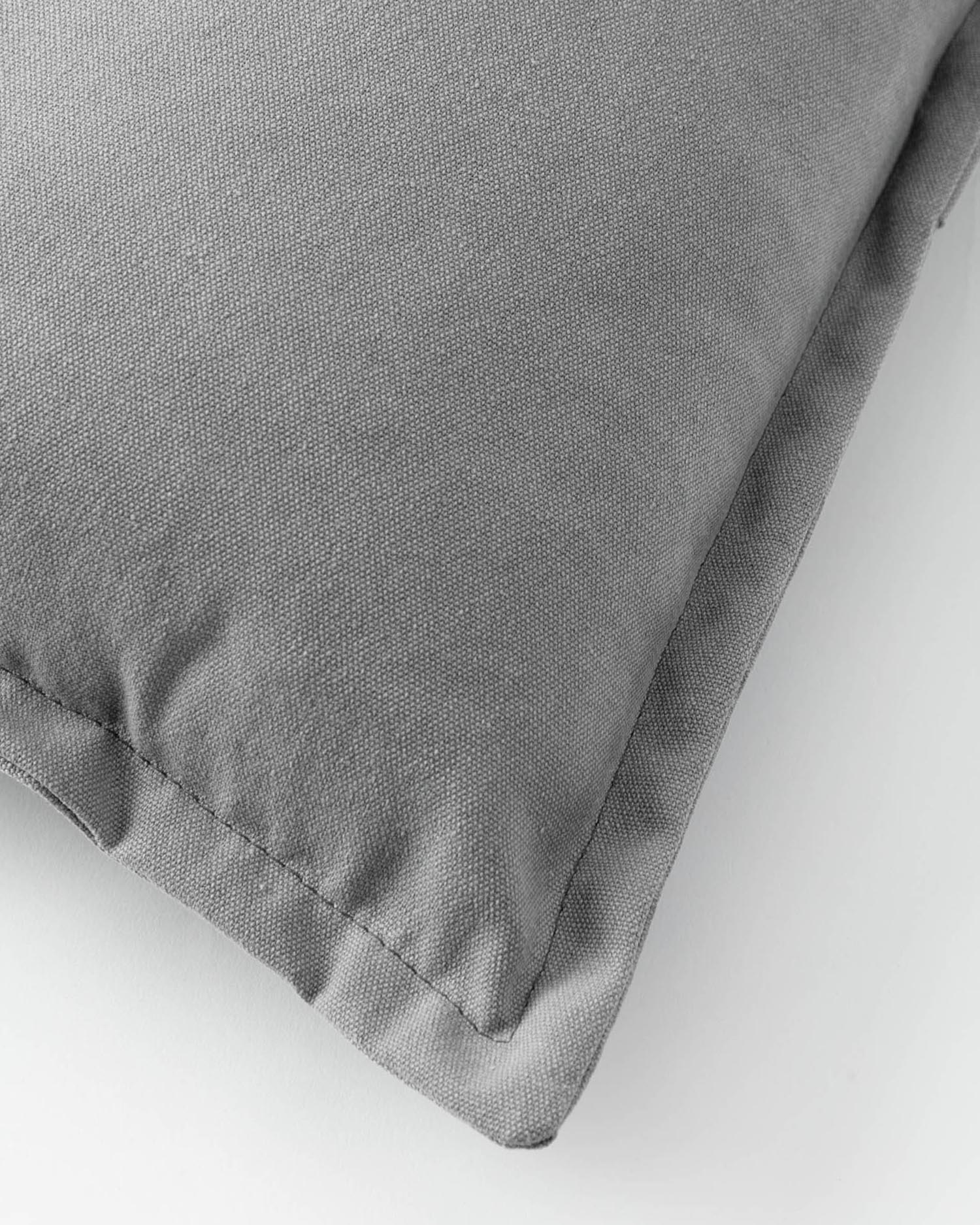 Verleihen Sie Ihrem Zuhause mit dem Lisette Kissenbezug 45 x 45 cm in Grau von Kave Home einen stilvollen Akzent. Nachhaltig und pflegeleicht!