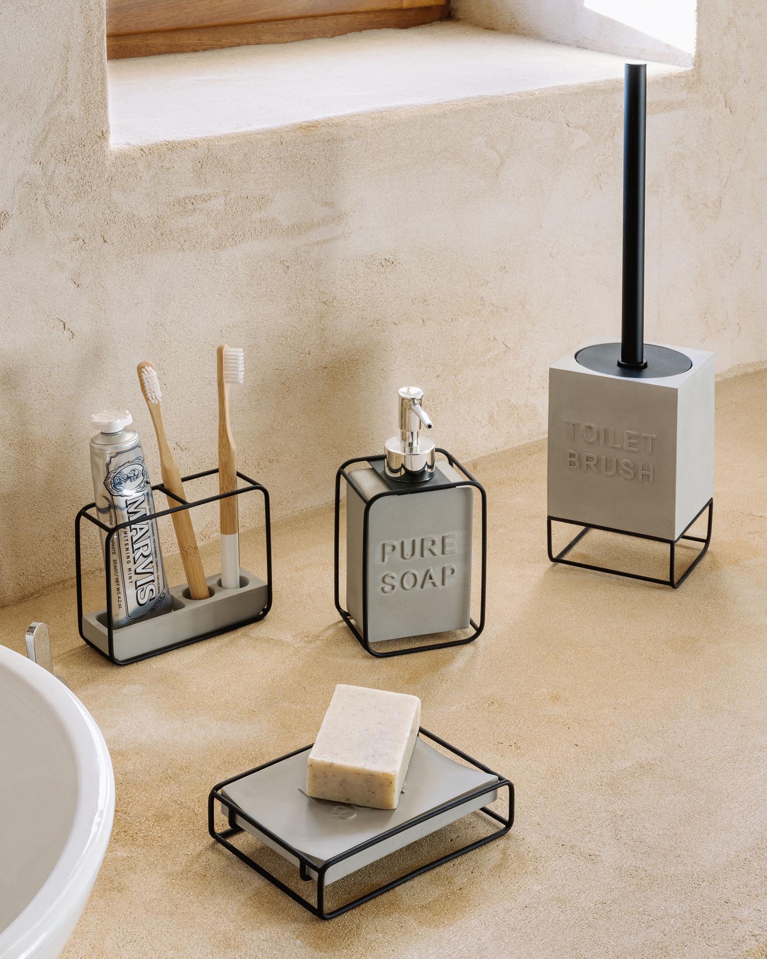 Jainen Seifenschale schwarz in Grau, Schwarz präsentiert im Onlineshop von KAQTU Design AG. Badzubehör ist von Kave Home