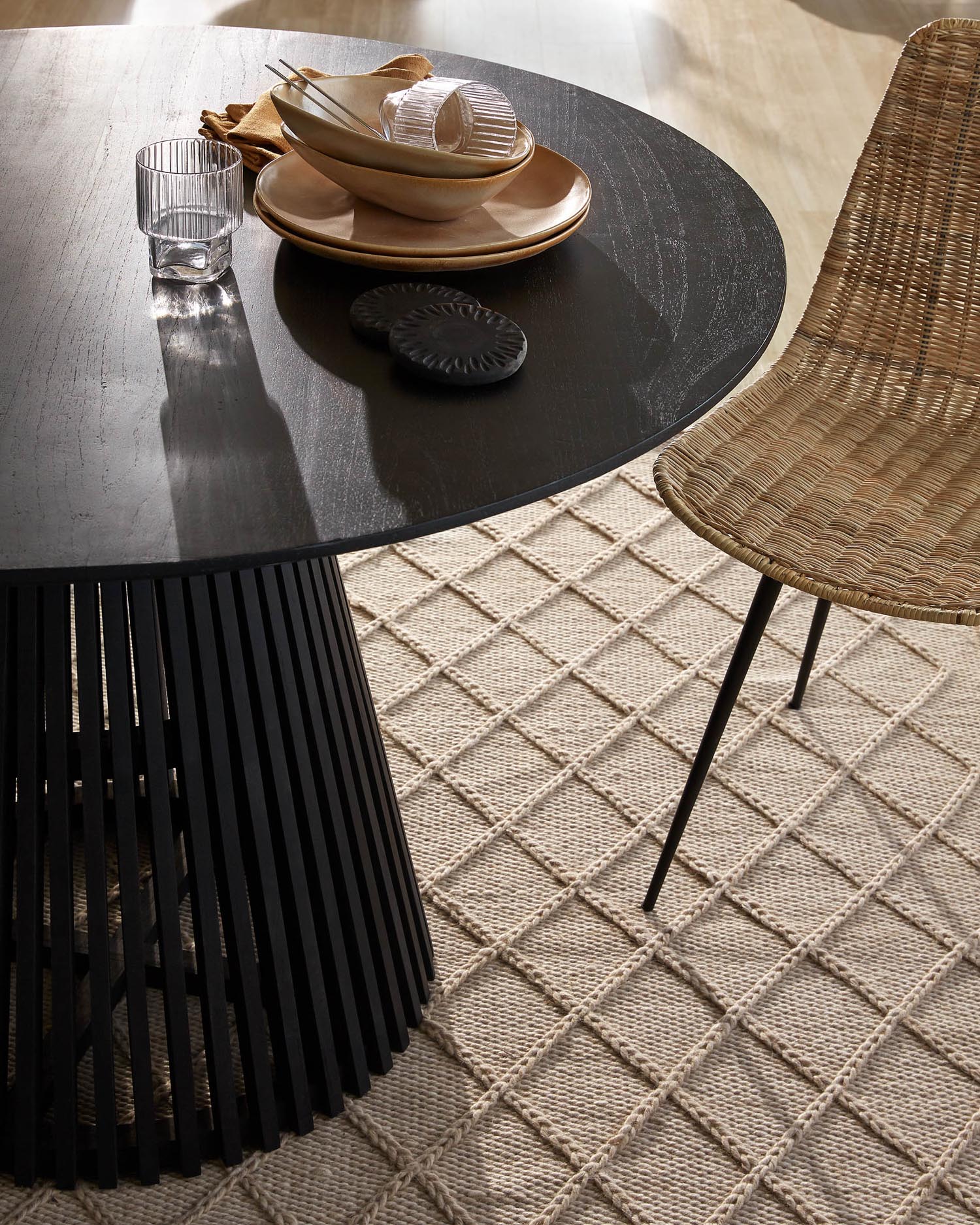 Der Sybil Teppich in Beige von Kave Home: Handgewebt, langlebig und stilvoll, ideal für jeden Wohnbereich.