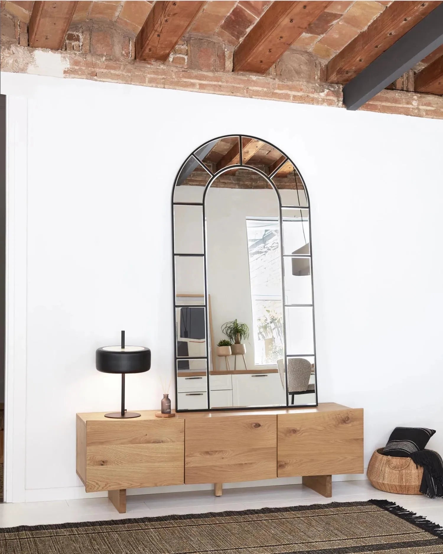 Eleganter Nediva Spiegel aus schwarzem MDF, 88 x 165 cm, von Kave Home. Modernes Design, ideal für stilvolle Wohnräume.