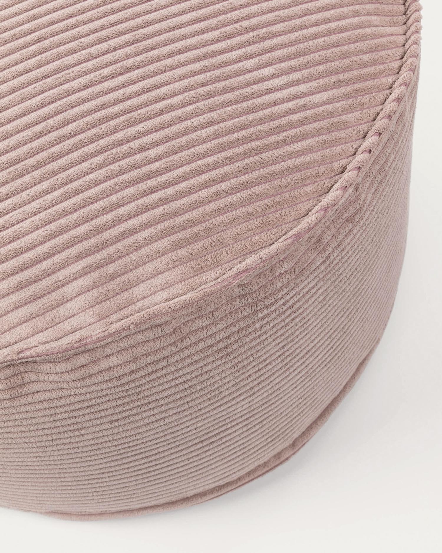 Der Wilma Pouf in zartem Rosa und breitem Cord (Ø 70 cm) vereint Retro-Charme mit modernem Design und bietet vielseitige Einsatzmöglichkeiten.