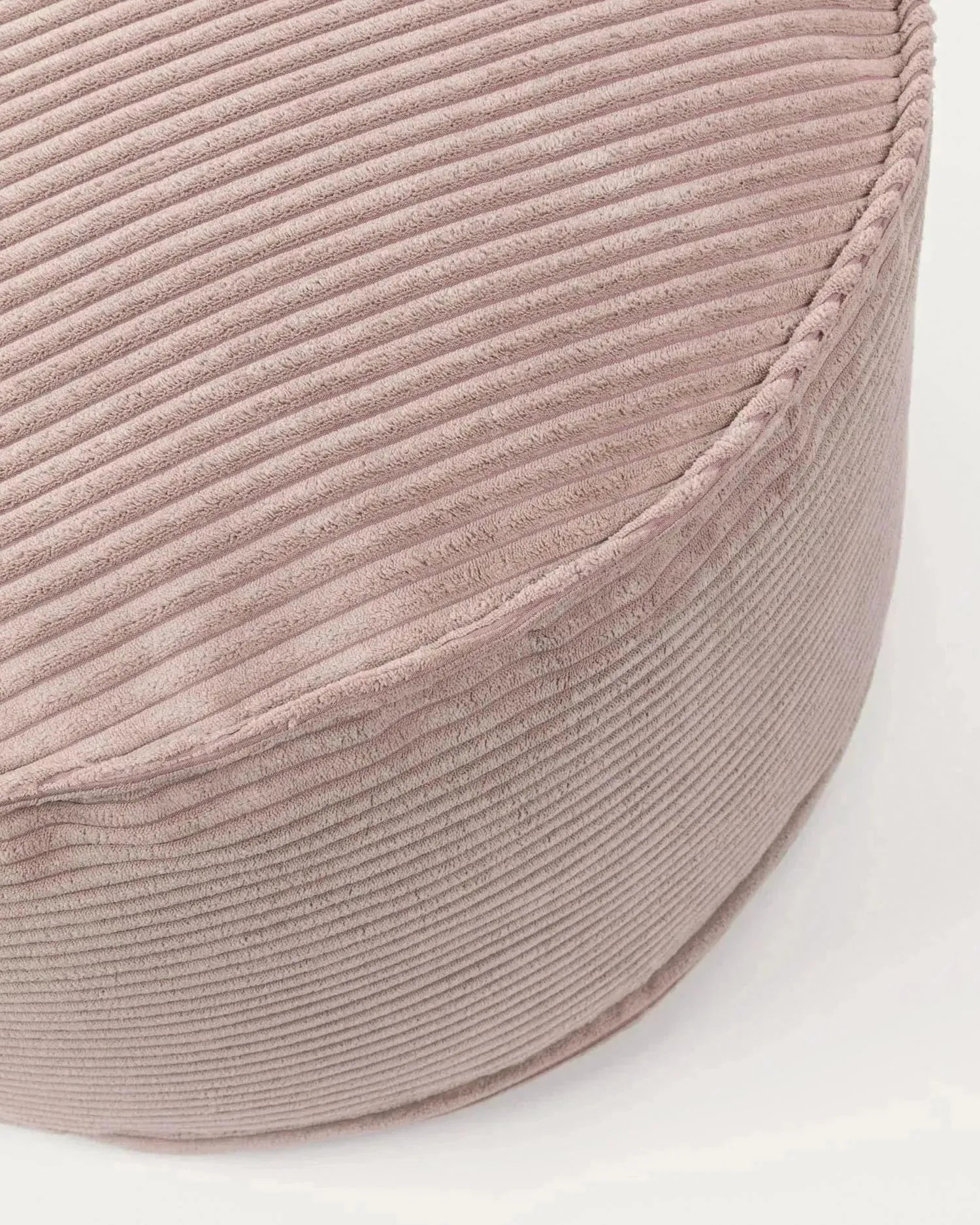 Der Wilma Pouf in Rosa mit breitem Cord und 70 cm Durchmesser bietet Komfort und Stil für Ihr modernes Wohnambiente.