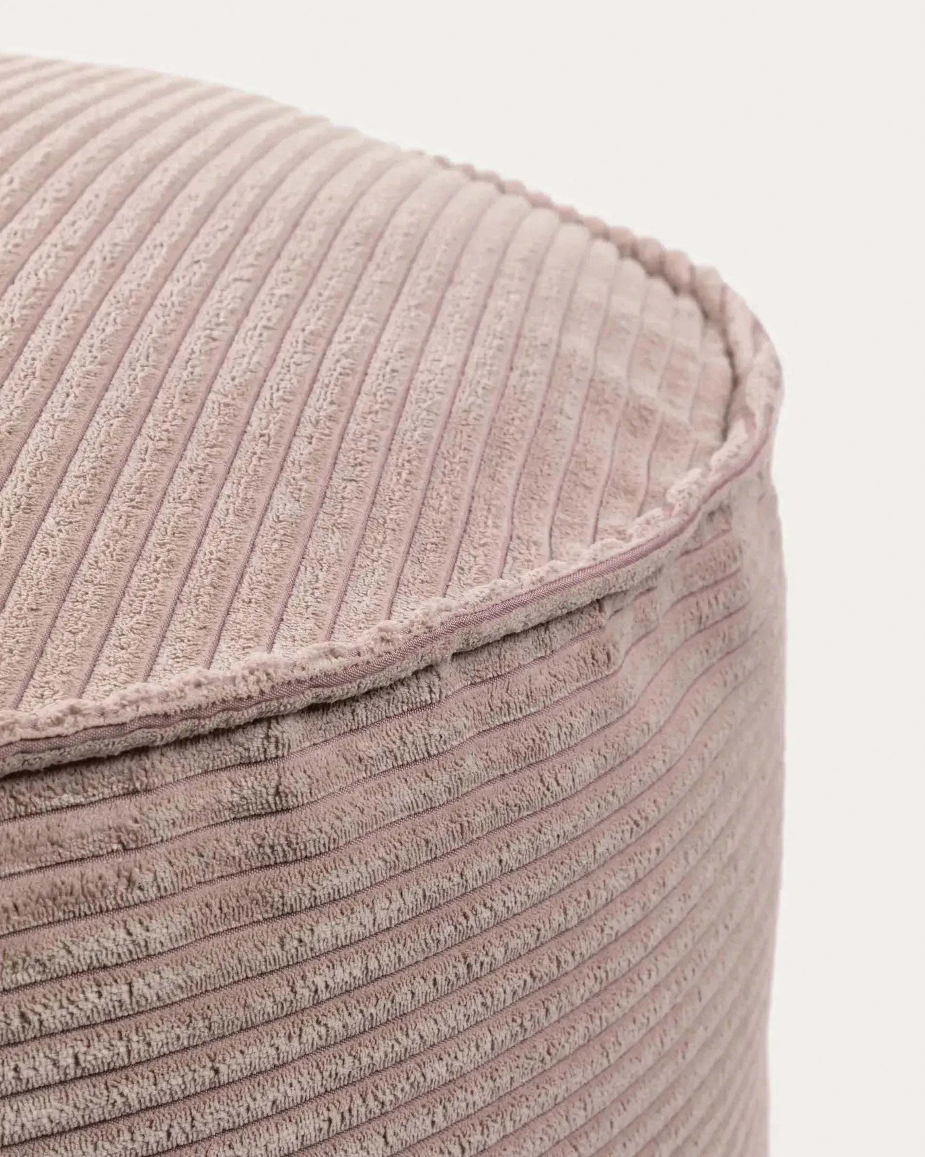 Der Wilma Pouf in Rosa mit 70 cm Durchmesser aus breitem Cord bietet stilvollen Komfort und modernes Design für Ihr Zuhause.