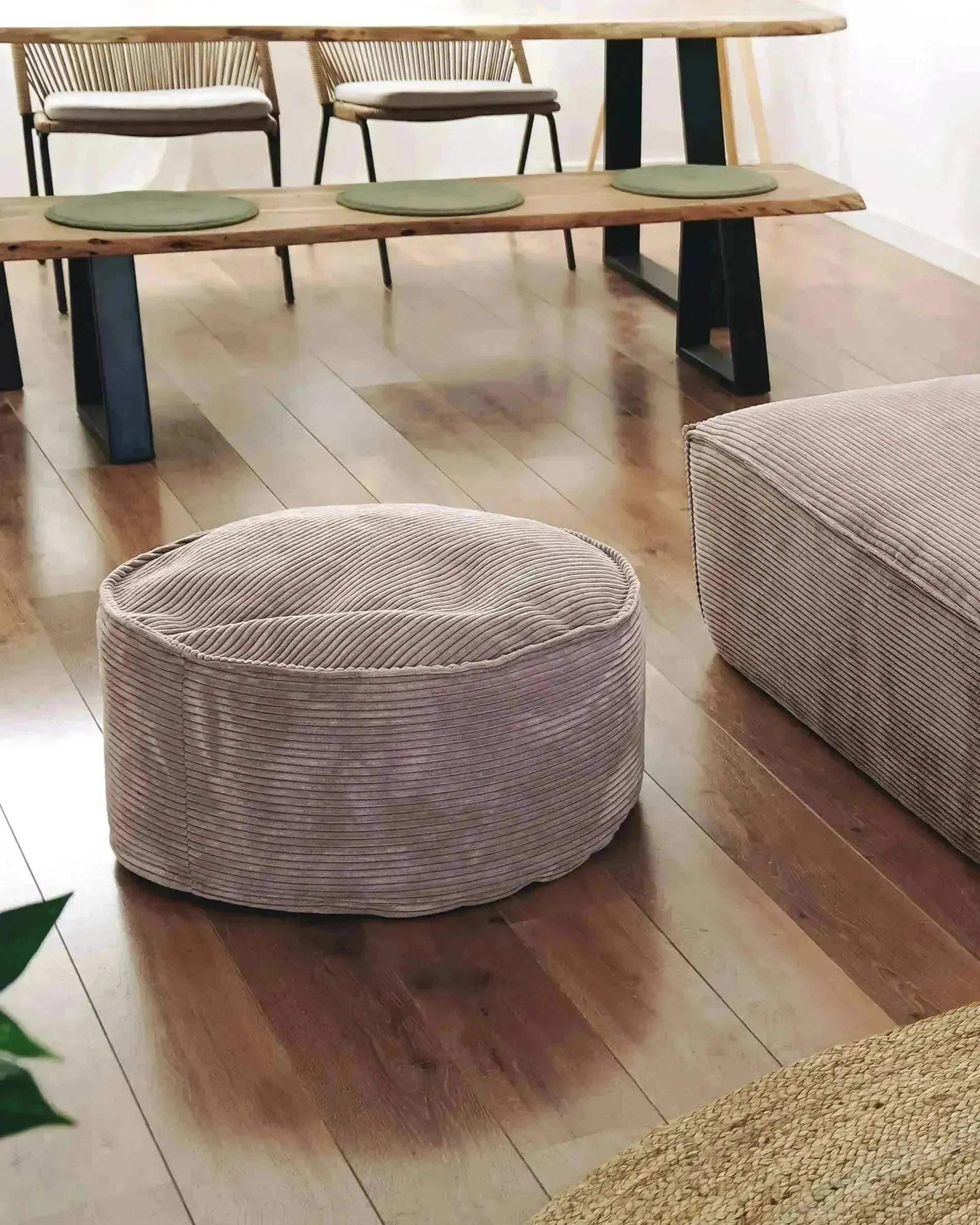 Der Wilma Pouf in Rosa mit breitem Cord und 70 cm Durchmesser ist ein stilvolles und bequemes Möbelstück von Kave Home.