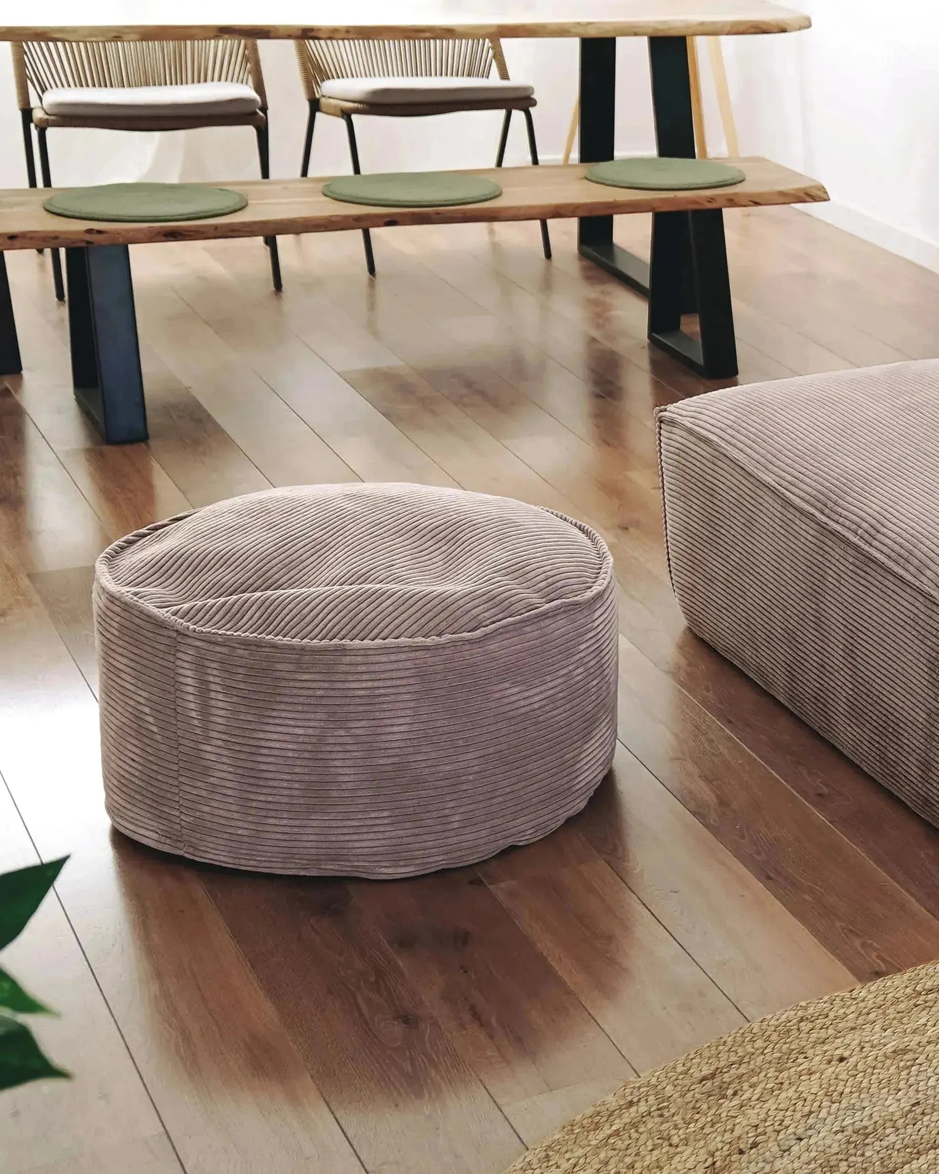 Der Wilma Pouf in Rosa mit breitem Cord und 70 cm Durchmesser ist ein stilvolles und bequemes Möbelstück von Kave Home.