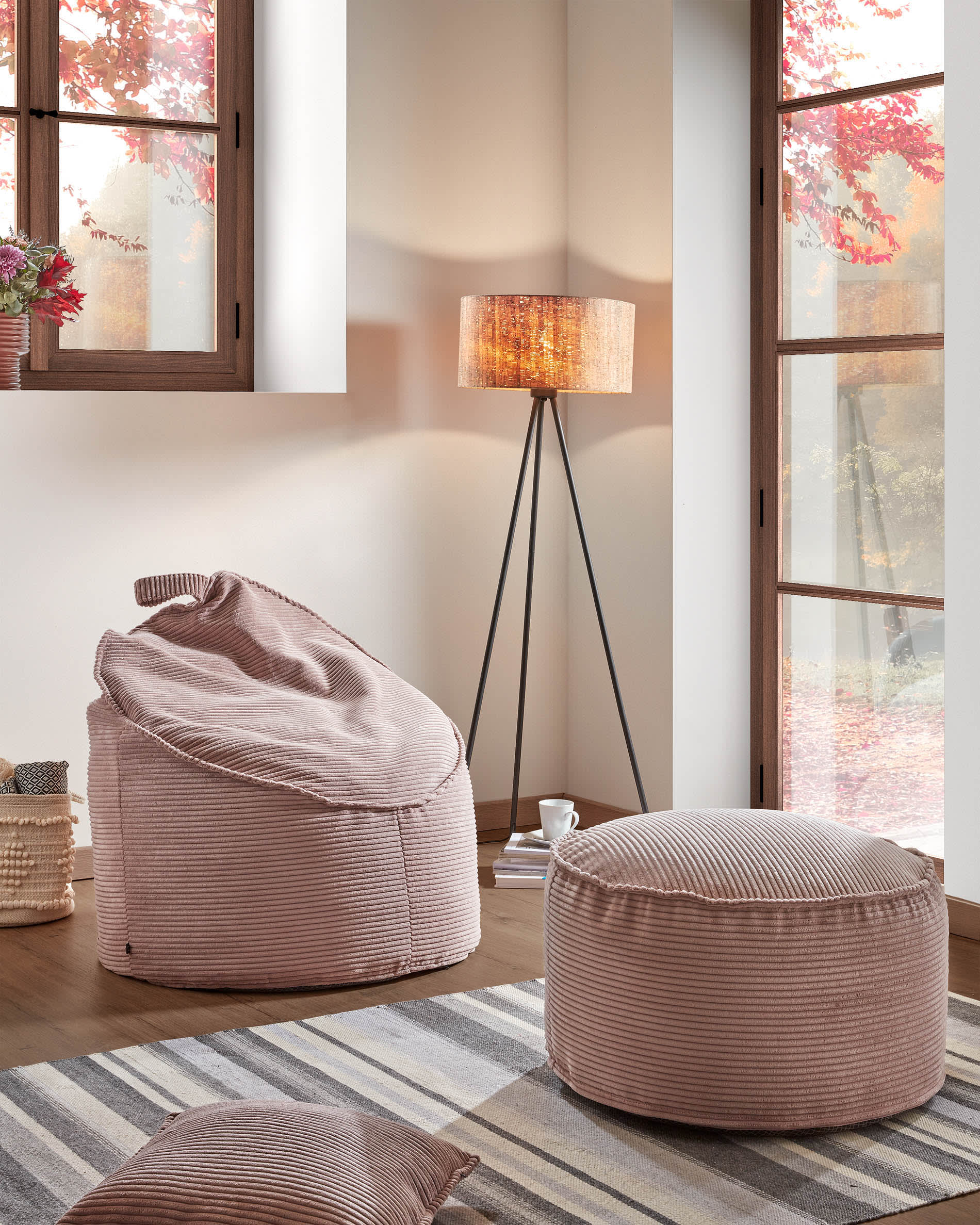 Der Wilma Pouf in Rosa mit breitem Cord und 70 cm Durchmesser ist ein stilvolles und bequemes Möbelstück für Ihr Zuhause.