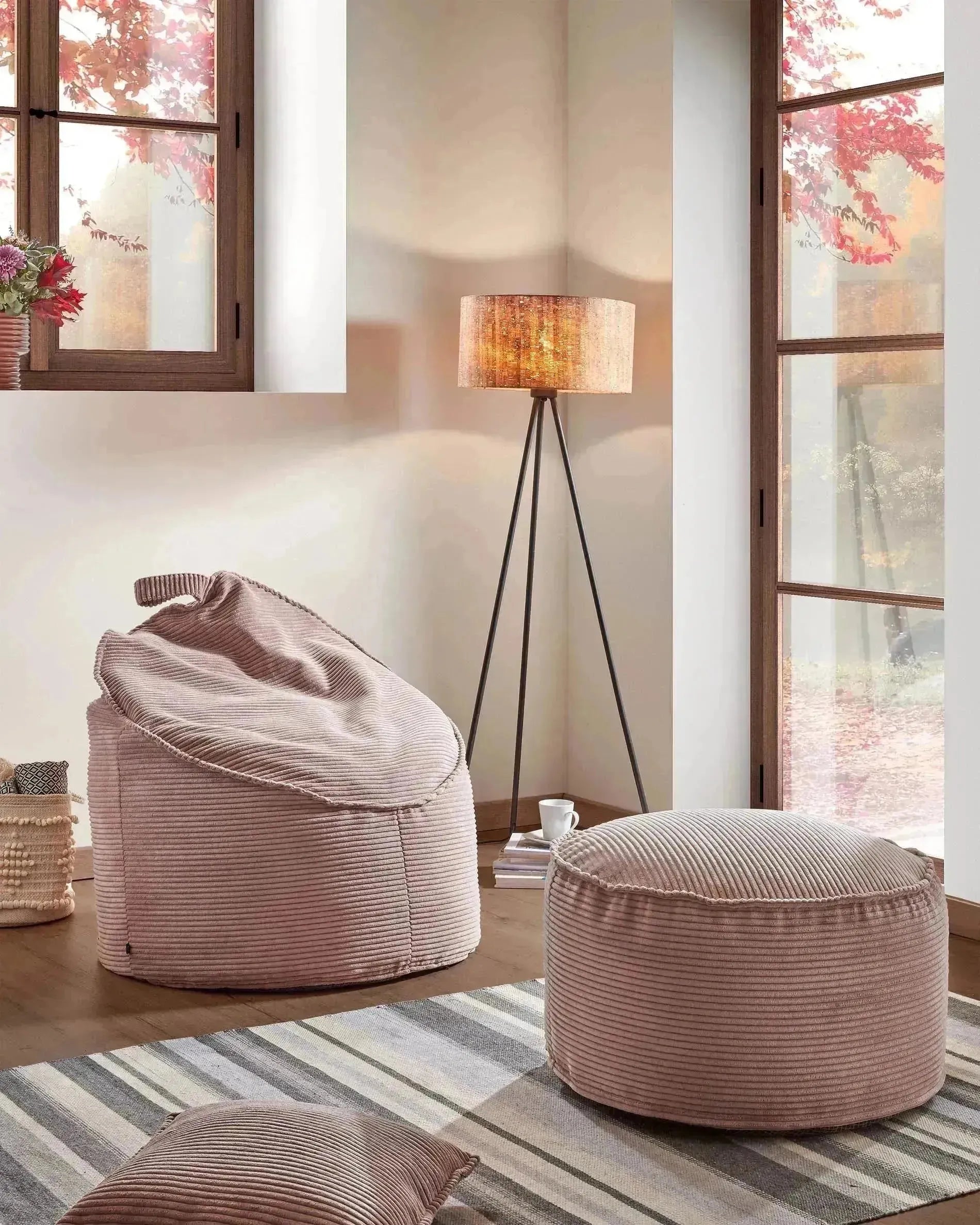 Der Wilma Pouf in Rosa mit breitem Cord und 70 cm Durchmesser ist ein stilvolles und bequemes Möbelstück für Ihr Zuhause.