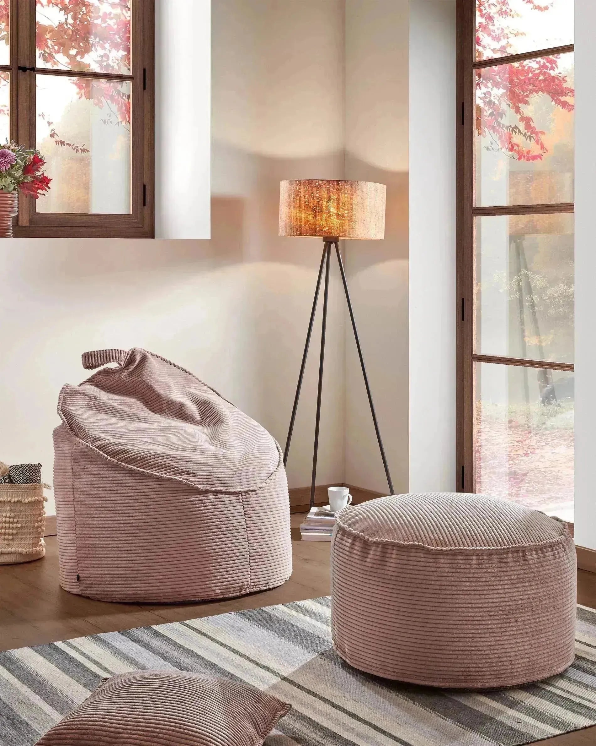 Der Wilma Pouf in Rosa mit breitem Cord und 70 cm Durchmesser ist ein stilvolles und bequemes Möbelstück für Ihr Zuhause.