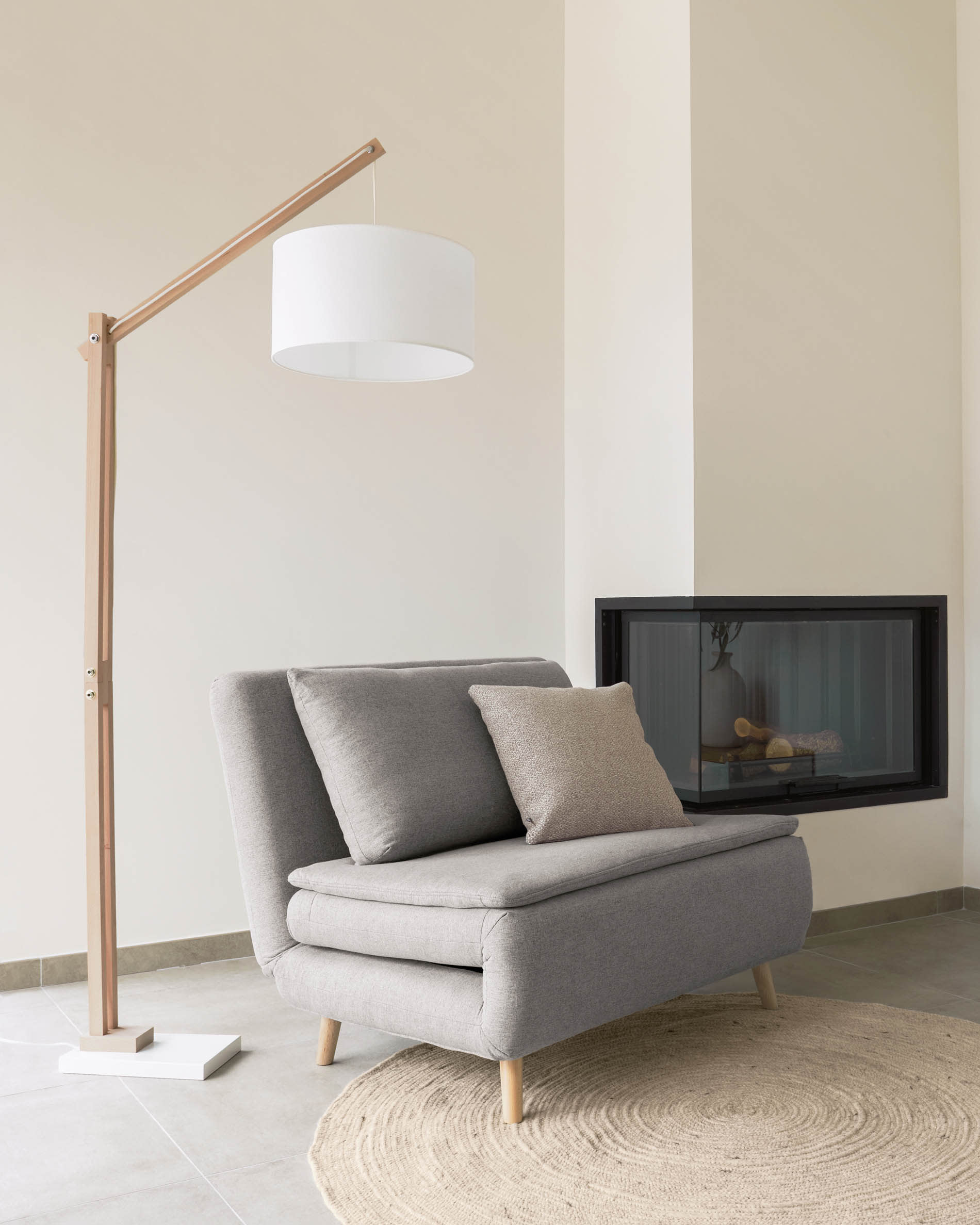Entdecken Sie den eleganten Takashi Teppich in Grau, Ø 150 cm. Aus 100% Wolle, handgewebt und ideal für jedes Zuhause.