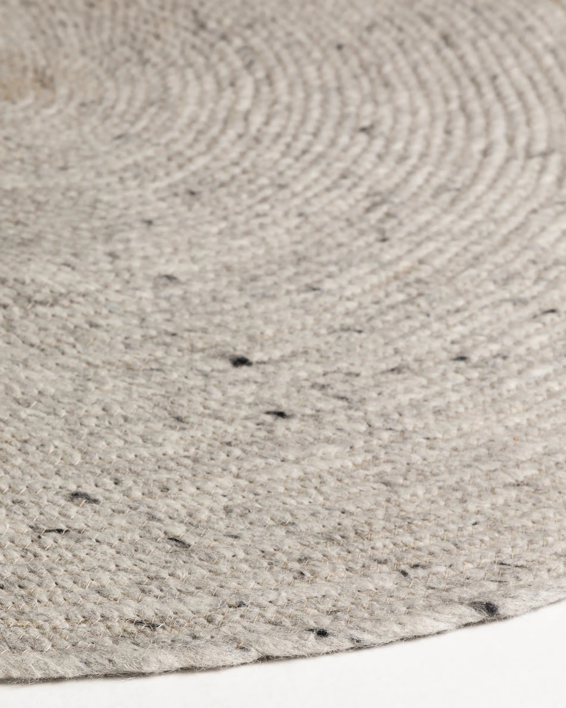 Runder Teppich Takashi aus 100% Wolle in Grau, Ø 200 cm. Perfekt für moderne Wohnräume, stilvoll und hochwertig.
