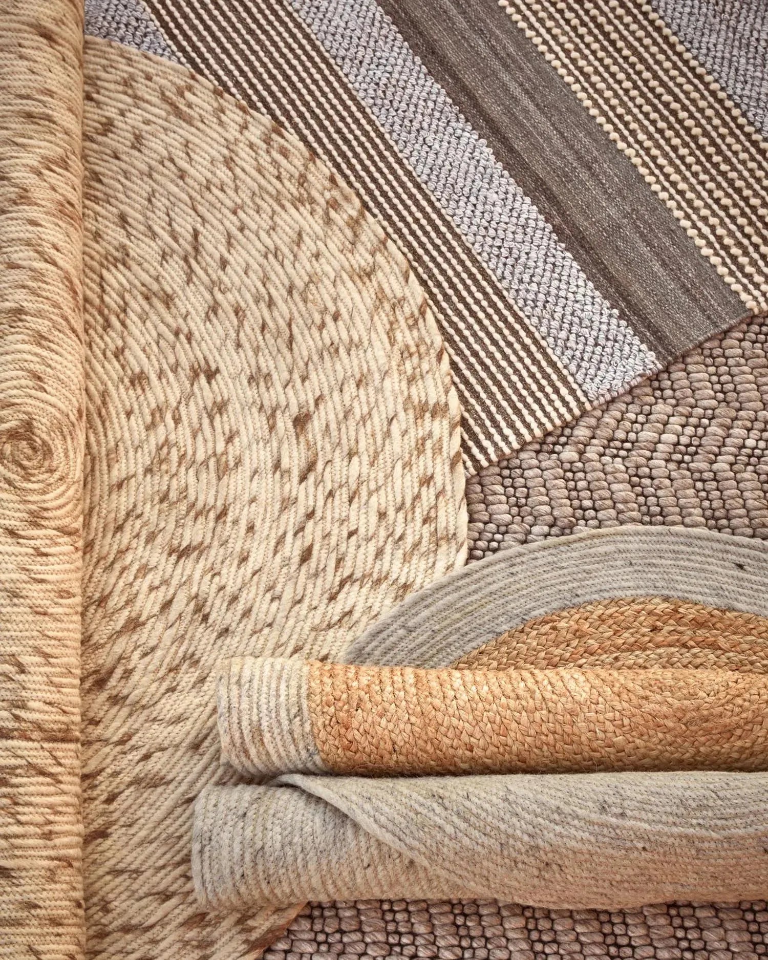Runder Teppich Takashi aus 100% Wolle in Grau, Ø 200 cm. Elegantes Design, perfekt für zeitgemäße Wohnräume.