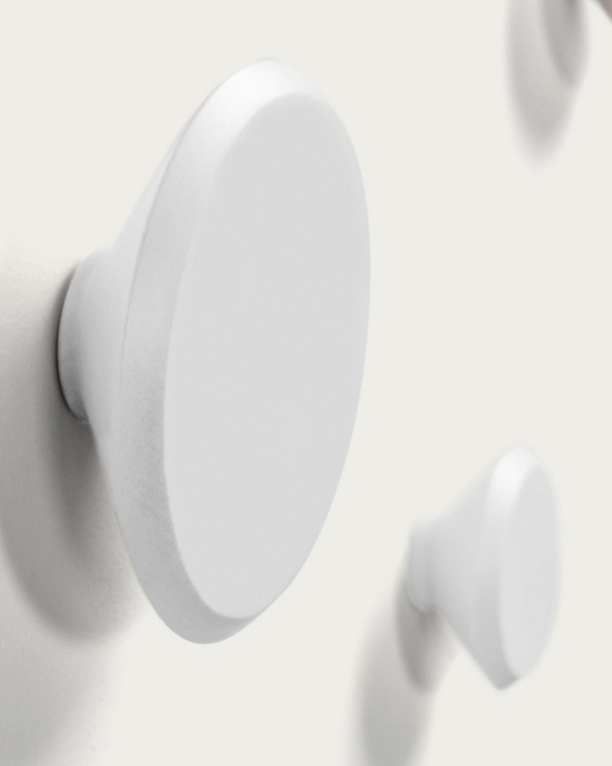 Nadua Set aus 3 Wandhaken, massives Buchenholz weisses Finish in Weiss präsentiert im Onlineshop von KAQTU Design AG. Kleiderhaken ist von Kave Home
