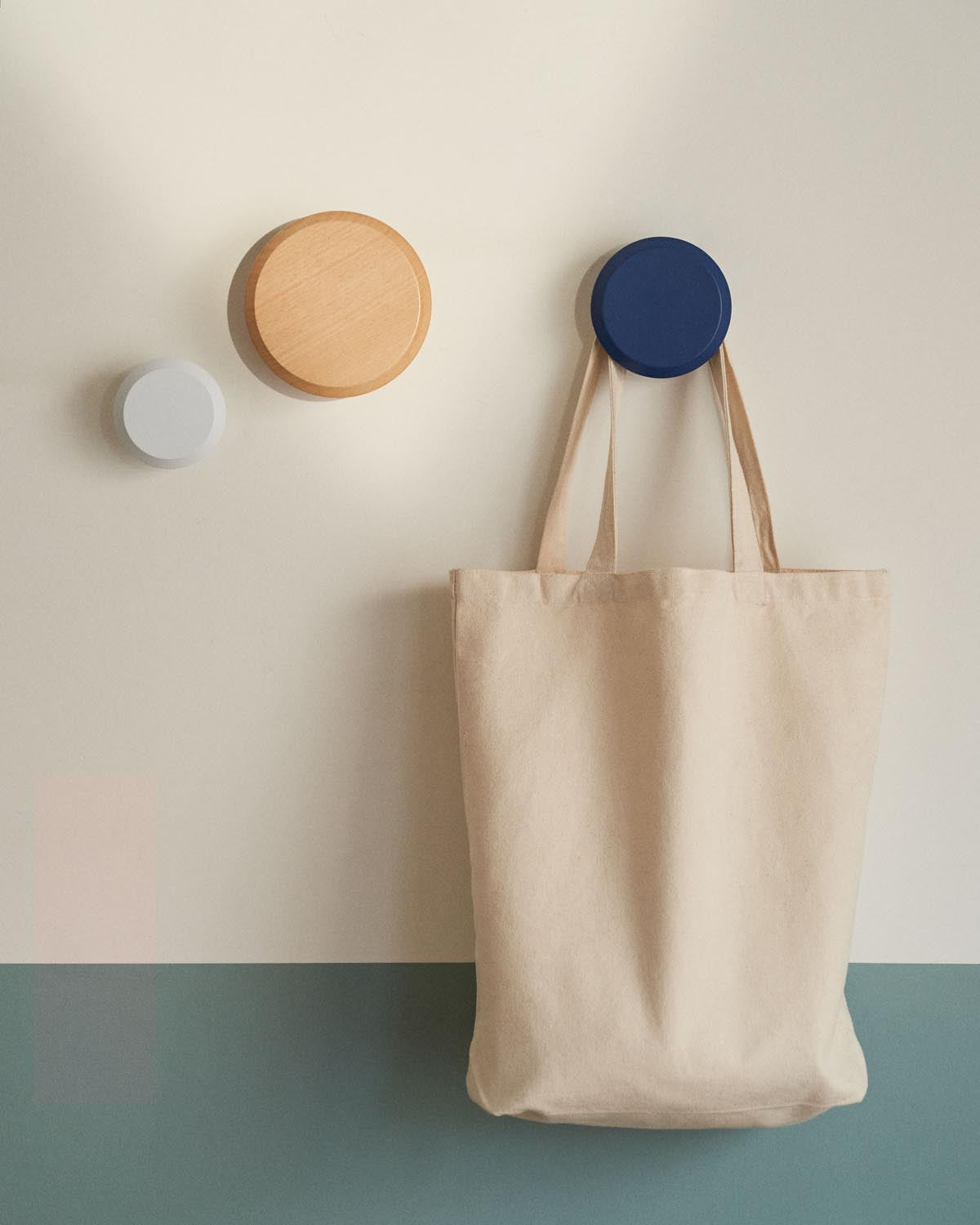 Nadua Set aus 3 Wandhaken, massives Buchenholz natur, blau und weiss in Mehrfarbig präsentiert im Onlineshop von KAQTU Design AG. Kleiderhaken ist von Kave Home