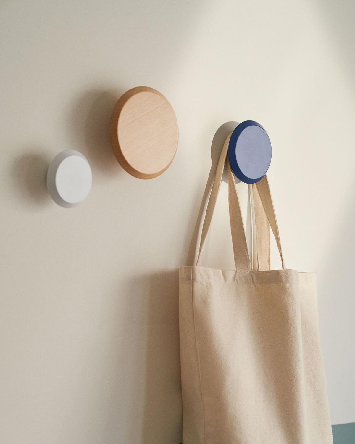 Nadua Set aus 3 Wandhaken, massives Buchenholz natur, blau und weiss in Mehrfarbig präsentiert im Onlineshop von KAQTU Design AG. Kleiderhaken ist von Kave Home