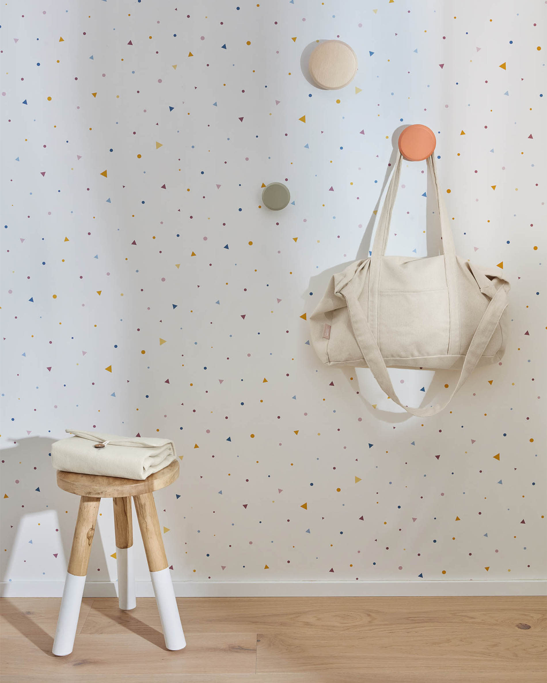 Entdecken Sie das Nadua Set mit 3 Wandhaken aus massivem Buchenholz in Natur, Orange und Beige. Funktionalität trifft auf modernes Design von Kave Home.