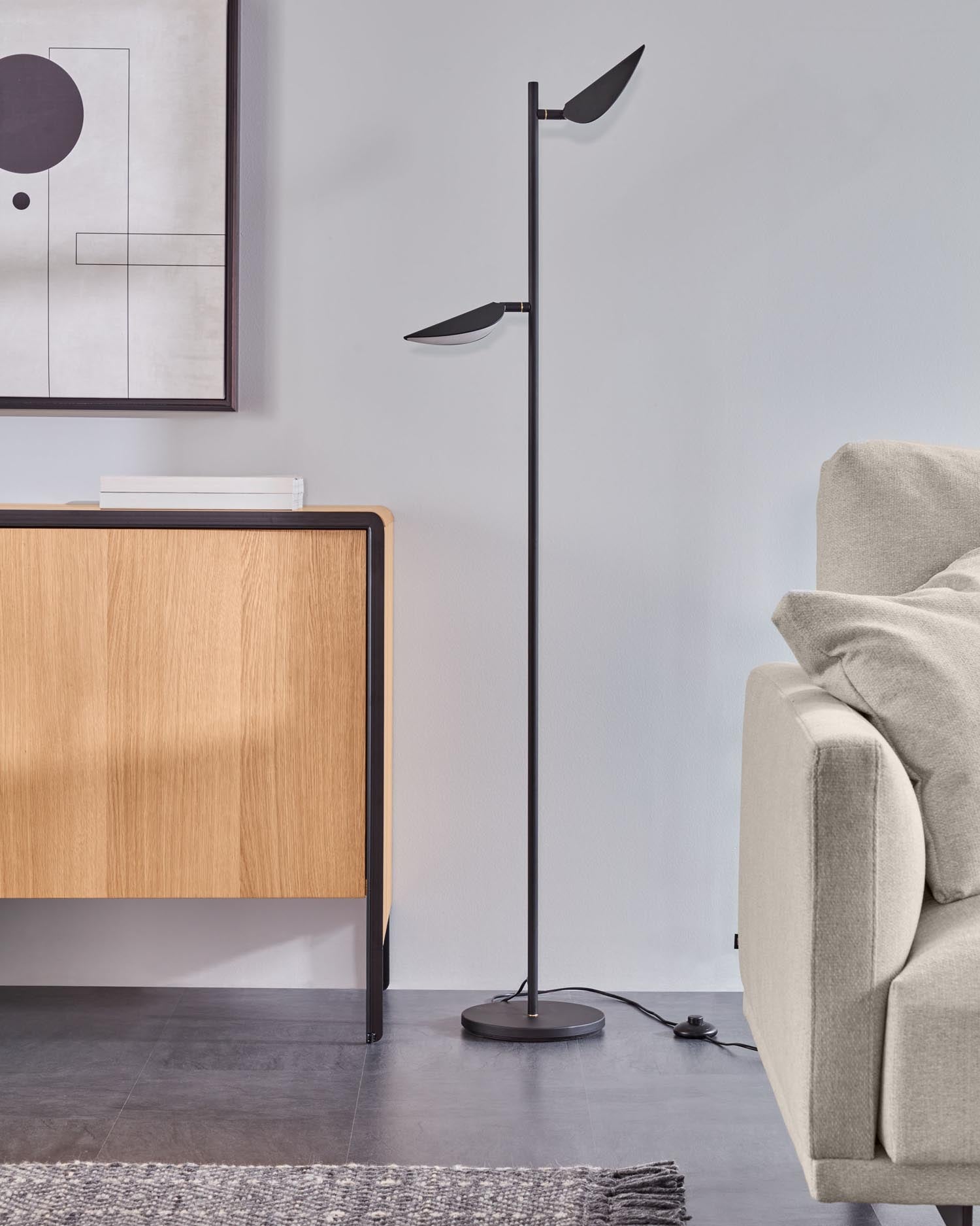 Entdecken Sie die Veleira Stehlampe von Kave Home: Ein stilvolles Design aus langlebigem Material, das jedem Raum Wärme und Eleganz verleiht.