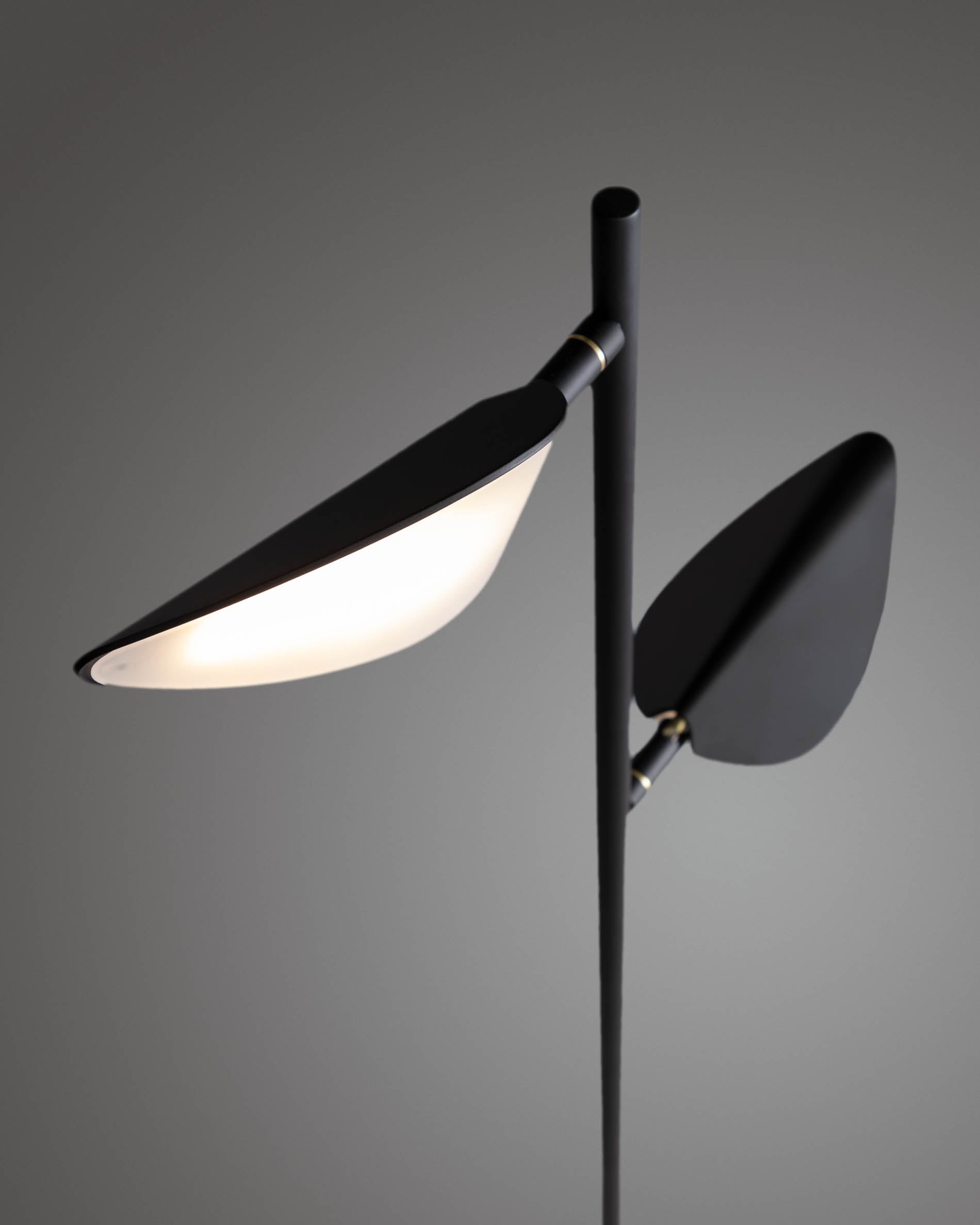 Die Veleira Stehlampe vereint modernes Design mit natürlicher Eleganz und bietet flexible Beleuchtung für stilvolle Räume.