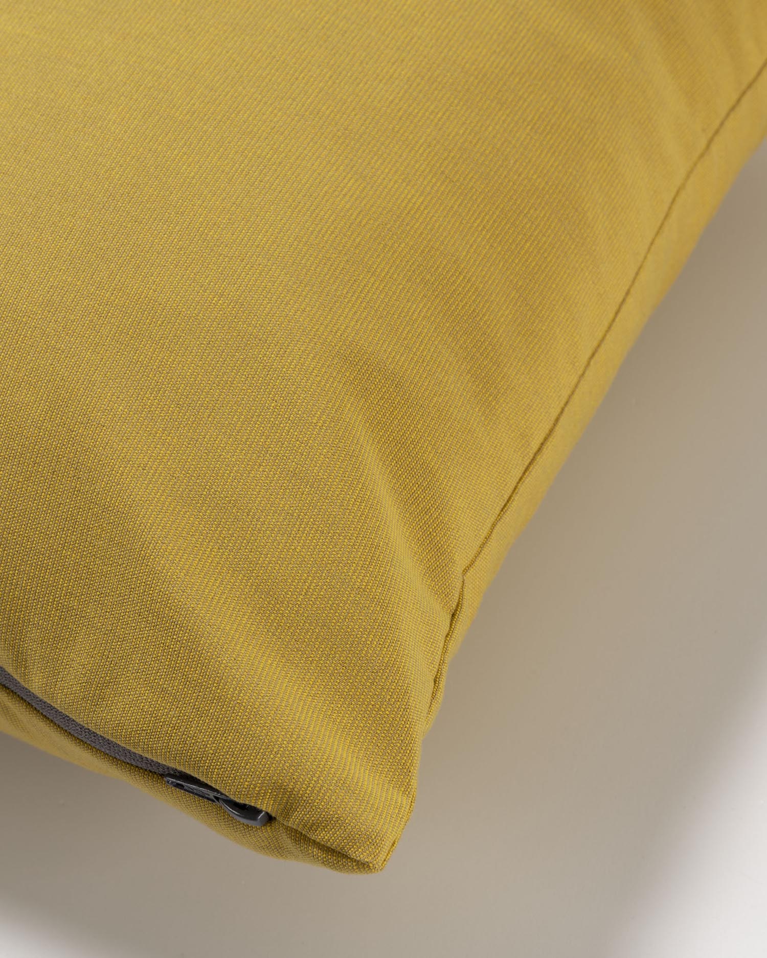 Entdecken Sie den eleganten Nedra Kissenbezug 30 x 50 cm in senfgelb von Kave Home – ideal für stilvolle Akzente in Ihrem Wohn- oder Außenbereich.