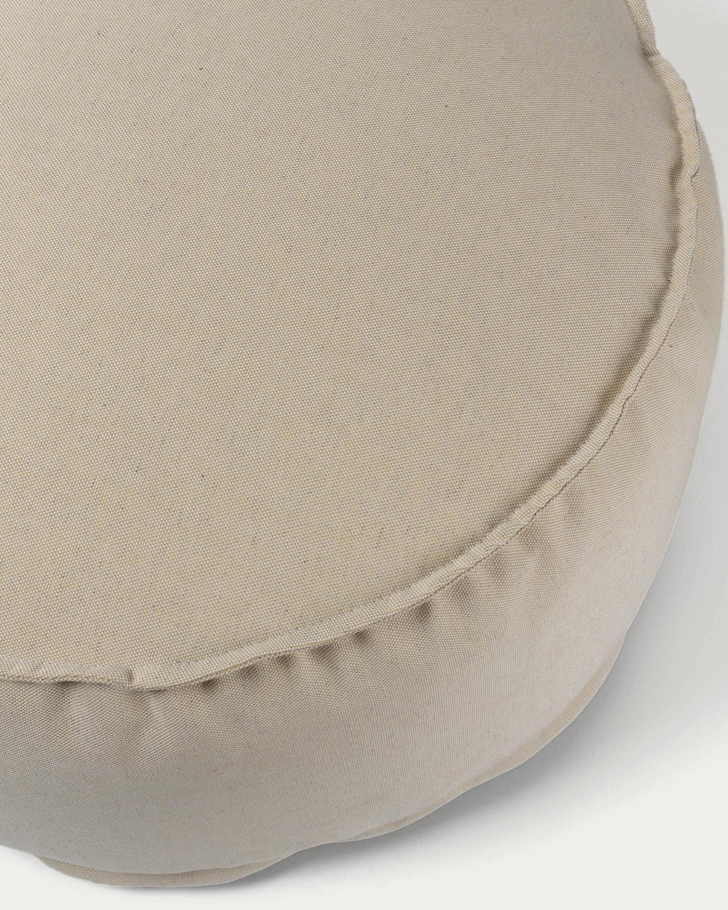 Eleganter, runder Pouf in Beige, Ø 70 cm, aus Leinen-Acryl-Mix, ideal für drinnen und draußen, stilvoll und funktional.