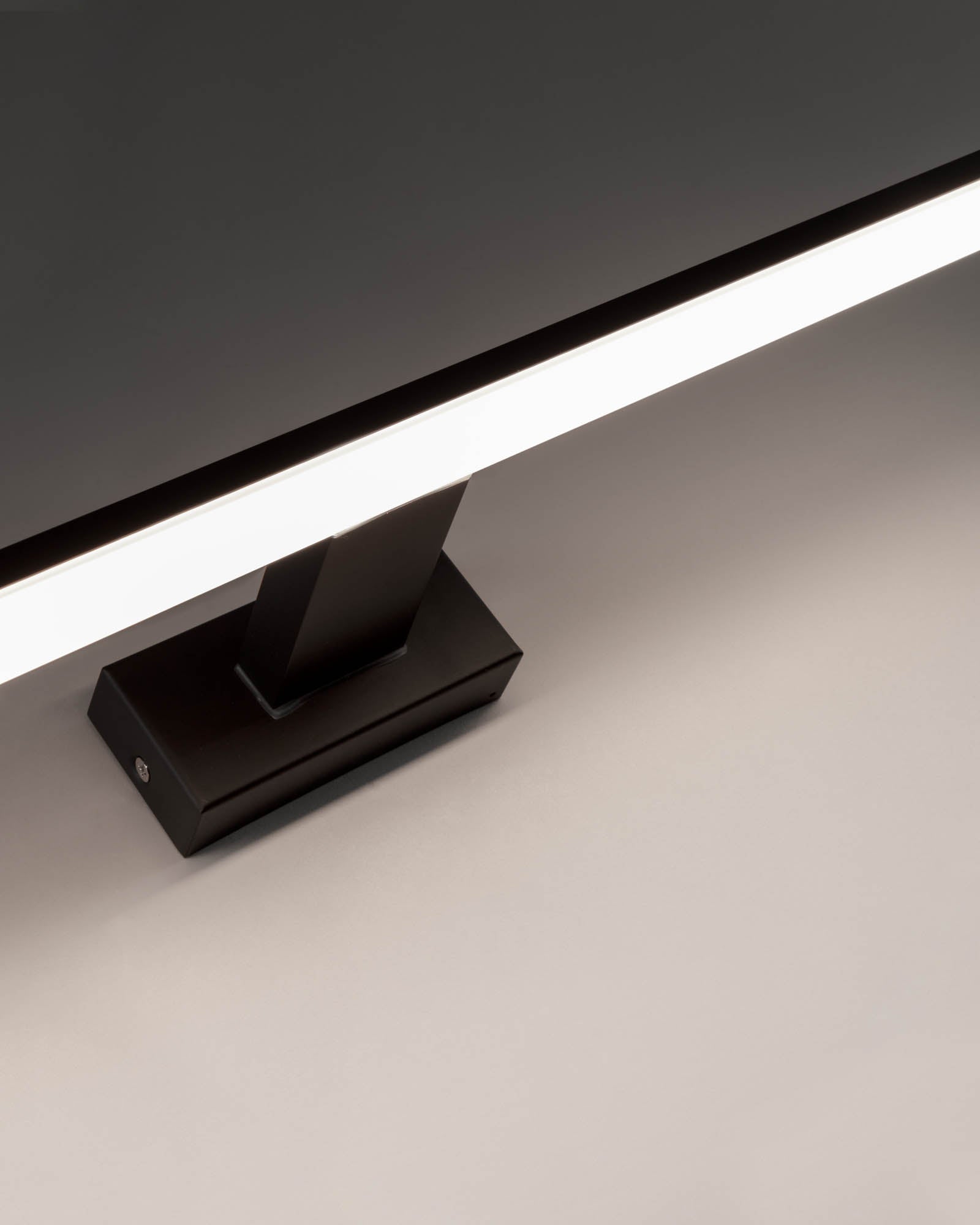 Die Vissia Wandleuchte von Kave Home bietet modernes Design und Funktionalität, ideal für stilvolle Wohnräume.