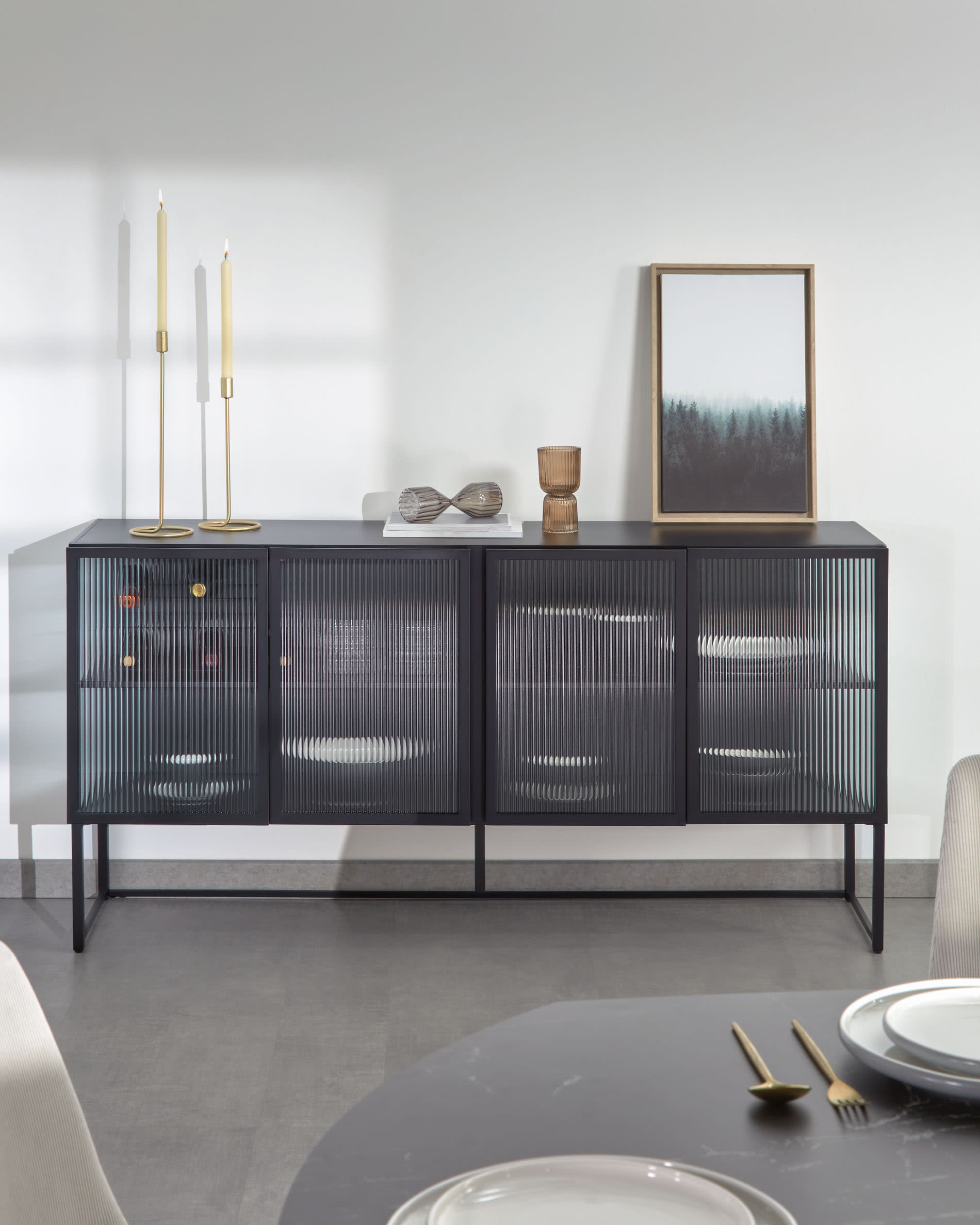 Der Babirye Kerzenhalter von Kave Home vereint modernes Design mit Qualität, perfekt für eine geschmackvolle Wohnatmosphäre.