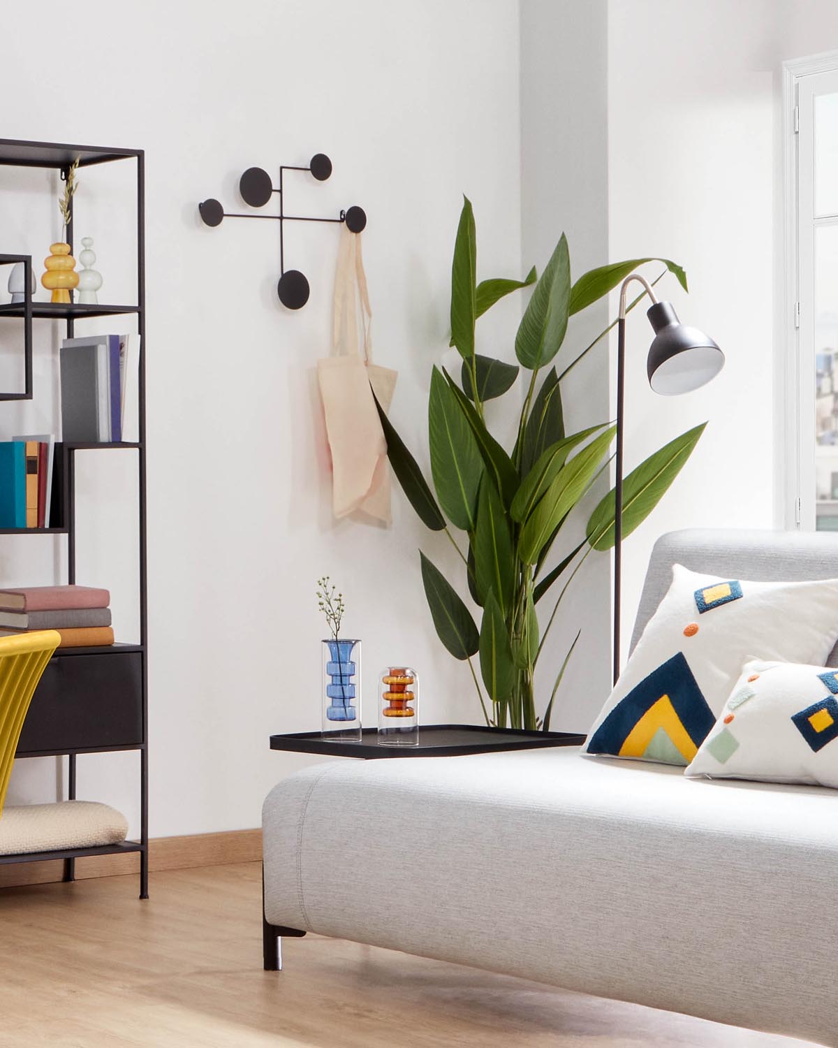 Vianela Wandaufhänger 52 x 40 cm in Schwarz präsentiert im Onlineshop von KAQTU Design AG. Garderobe ist von Kave Home