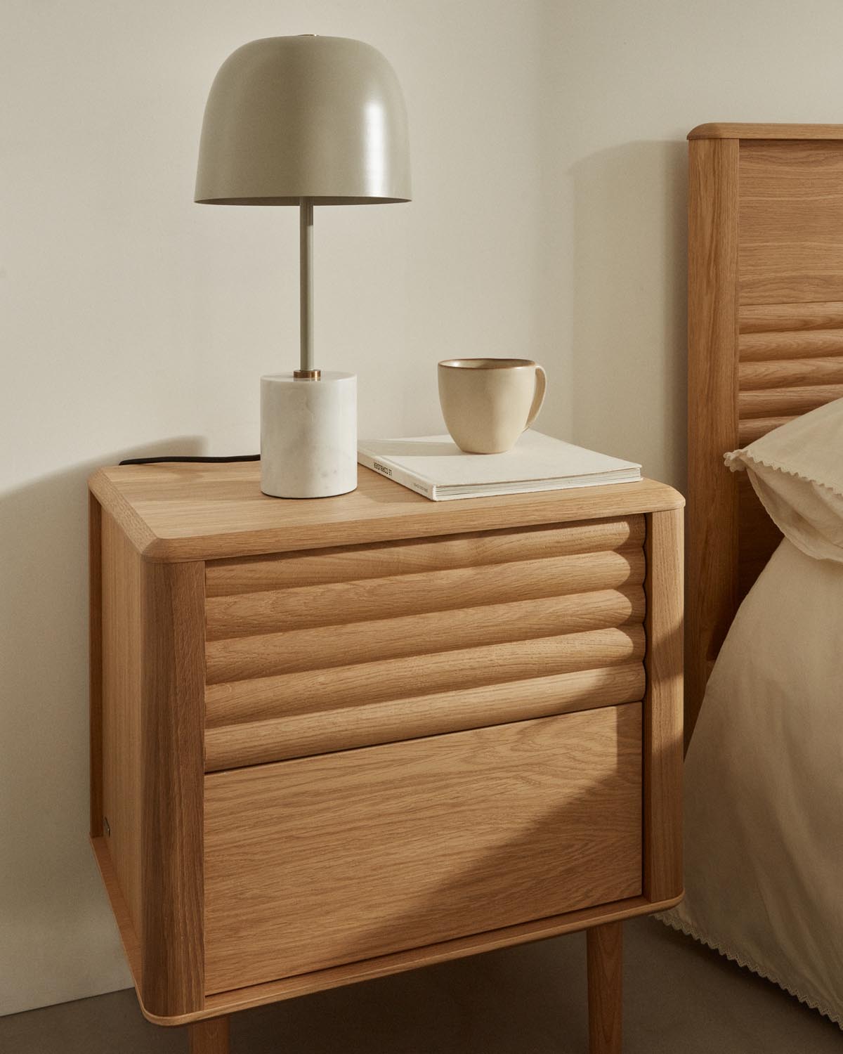 Stilvolle Alish Tischlampe von Kave Home mit edlem Marmorfuss.