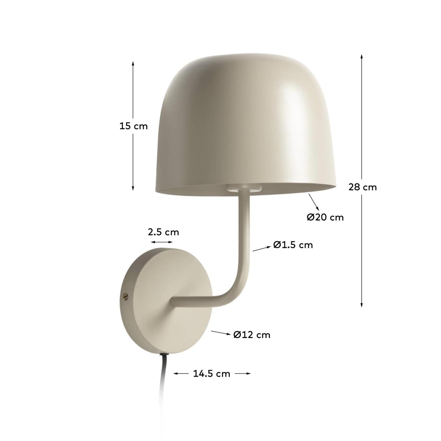 Entdecken Sie die Alish Wandlampe von Kave Home – ein stilvolles Lichtobjekt aus robustem Stahl, das jedem Raum Charakter verleiht.